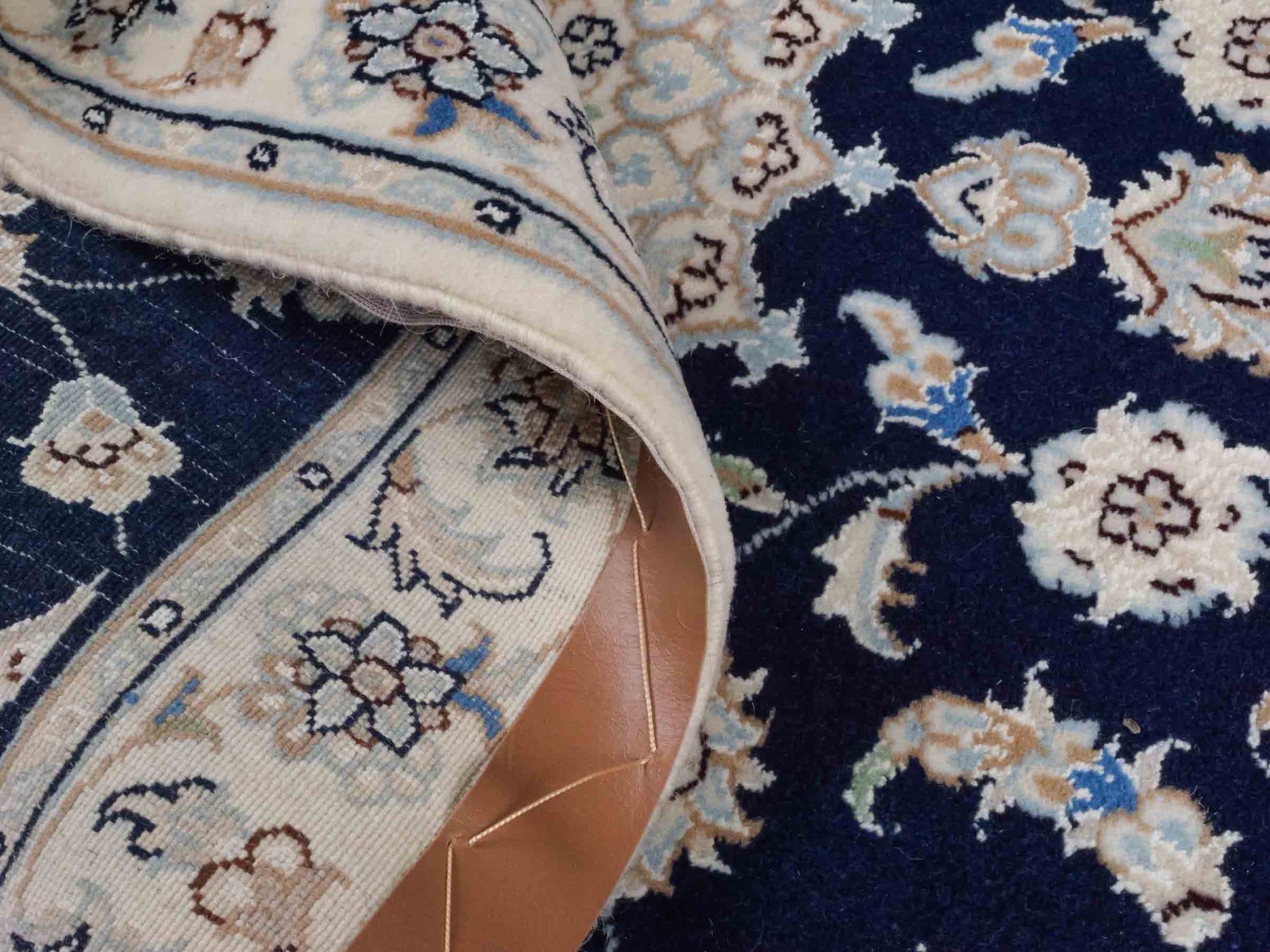 Handgeknüpfter Nain 9La Läufer-Perserteppich von Khademi aus Wolle mit Seide, navy-blau-weiß. Persischer Teppich, durchgemustert. Von Hand geknüpft in Iran. Größe: 198 cm x 81 cm. Teppichnummer: SB3-1100. Verkauf durch Jupiter Intl.