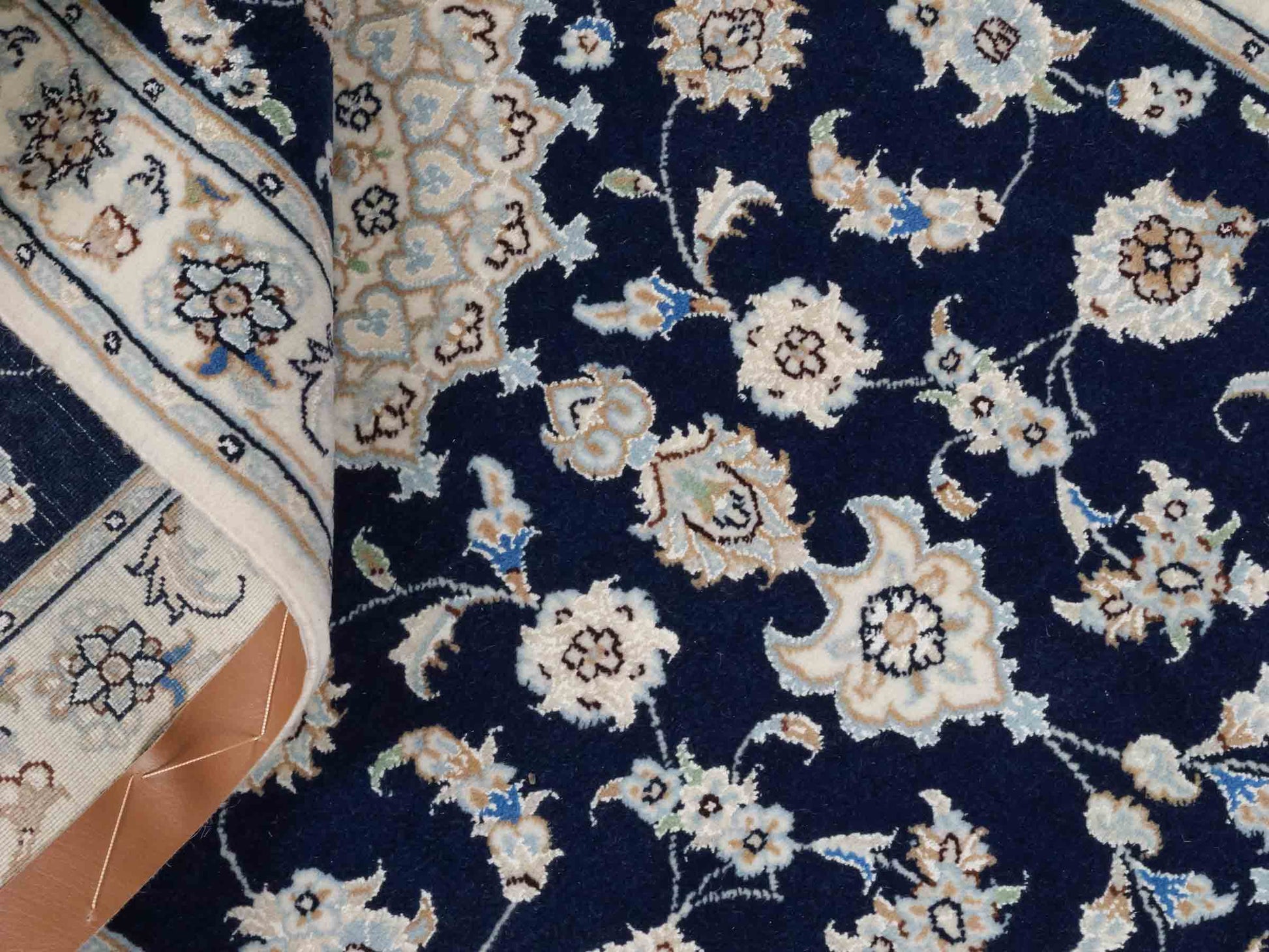 Handgeknüpfter Nain 9La Läufer-Perserteppich von Khademi aus Wolle mit Seide, navy-blau-weiß. Persischer Teppich, durchgemustert. Von Hand geknüpft in Iran. Größe: 198 cm x 81 cm. Teppichnummer: SB3-1100. Verkauf durch Jupiter Intl.
