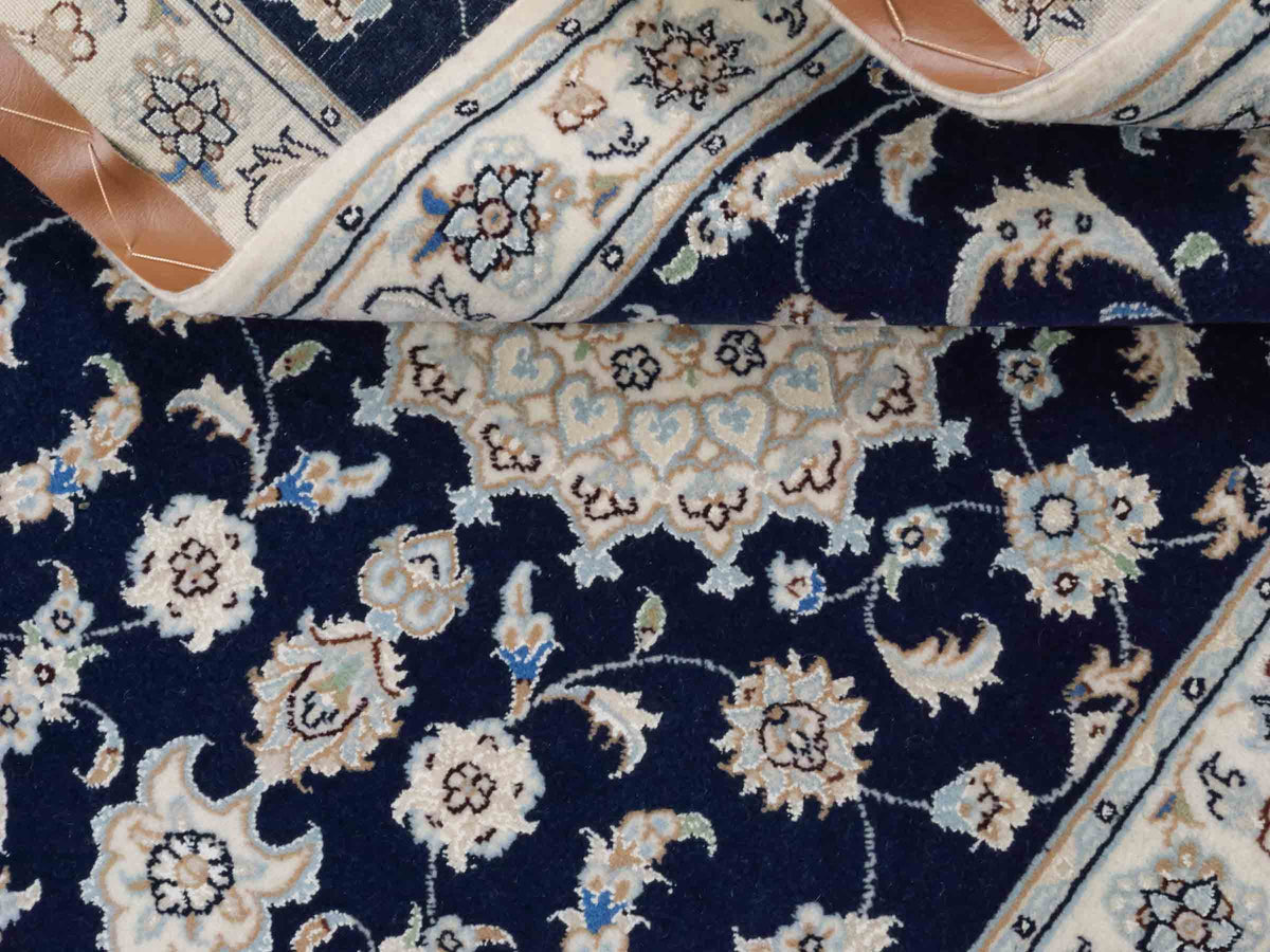 Handgeknüpfter Nain 9La Läufer-Perserteppich von Khademi aus Wolle mit Seide, navy-blau-weiß. Persischer Teppich, durchgemustert. Von Hand geknüpft in Iran. Größe: 198 cm x 81 cm. Teppichnummer: SB3-1100. Verkauf durch Jupiter Intl.