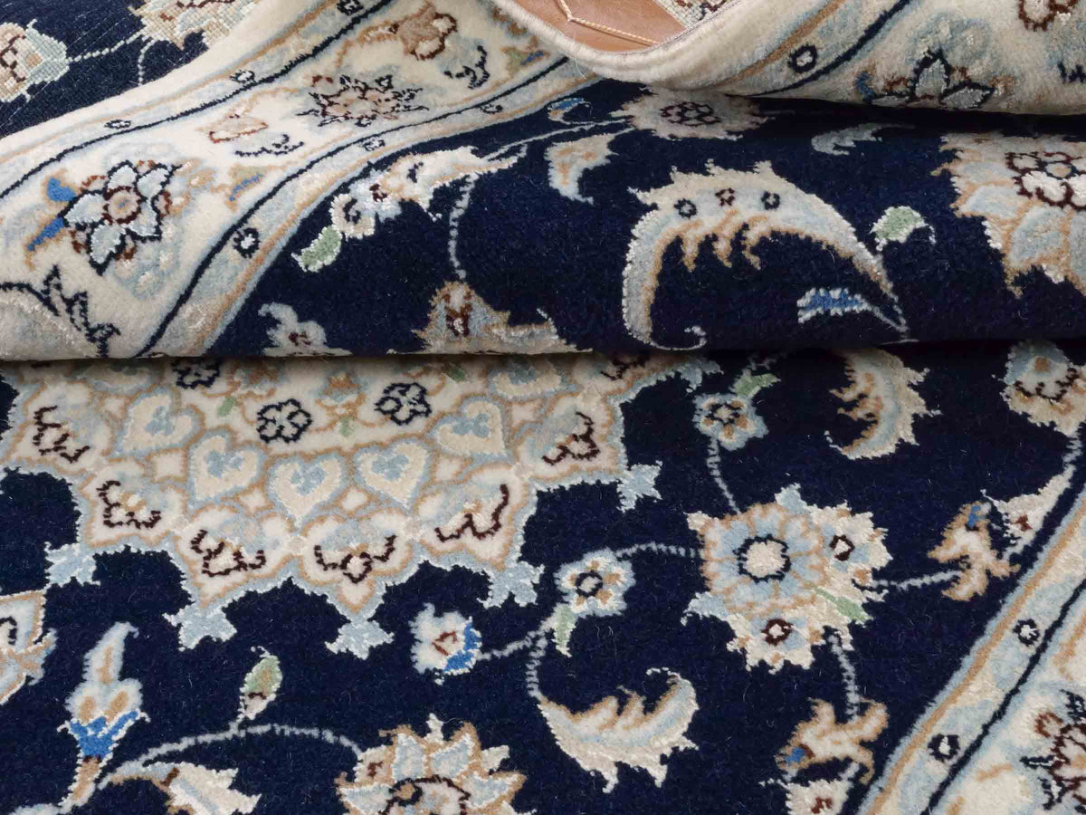 Handgeknüpfter Nain 9La Läufer-Perserteppich von Khademi aus Wolle mit Seide, navy-blau-weiß. Persischer Teppich, durchgemustert. Von Hand geknüpft in Iran. Größe: 198 cm x 81 cm. Teppichnummer: SB3-1100. Verkauf durch Jupiter Intl.