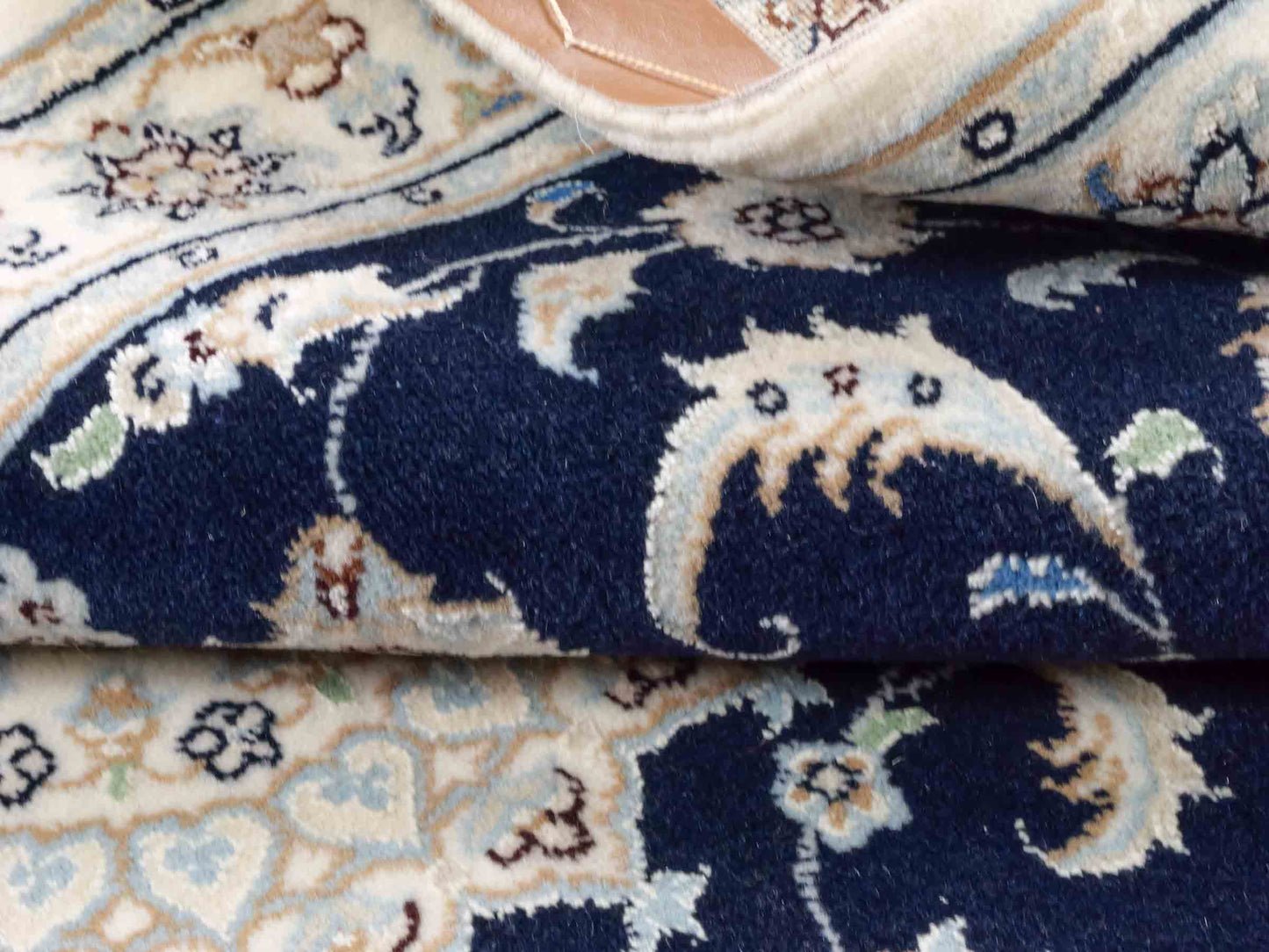Handgeknüpfter Nain 9La Läufer-Perserteppich von Khademi aus Wolle mit Seide, navy-blau-weiß. Persischer Teppich, durchgemustert. Von Hand geknüpft in Iran. Größe: 198 cm x 81 cm. Teppichnummer: SB3-1100. Verkauf durch Jupiter Intl.