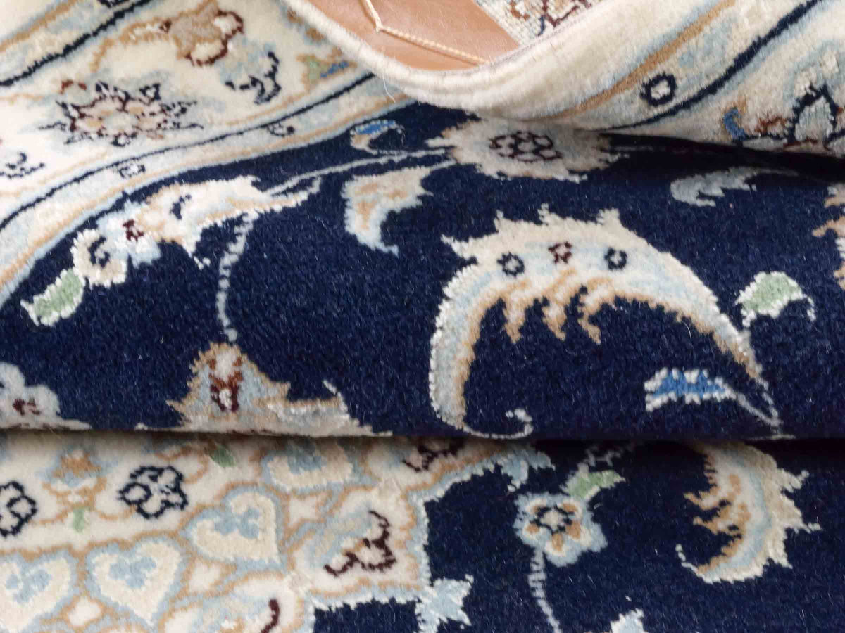Handgeknüpfter Nain 9La Läufer-Perserteppich von Khademi aus Wolle mit Seide, navy-blau-weiß. Persischer Teppich, durchgemustert. Von Hand geknüpft in Iran. Größe: 198 cm x 81 cm. Teppichnummer: SB3-1100. Verkauf durch Jupiter Intl.