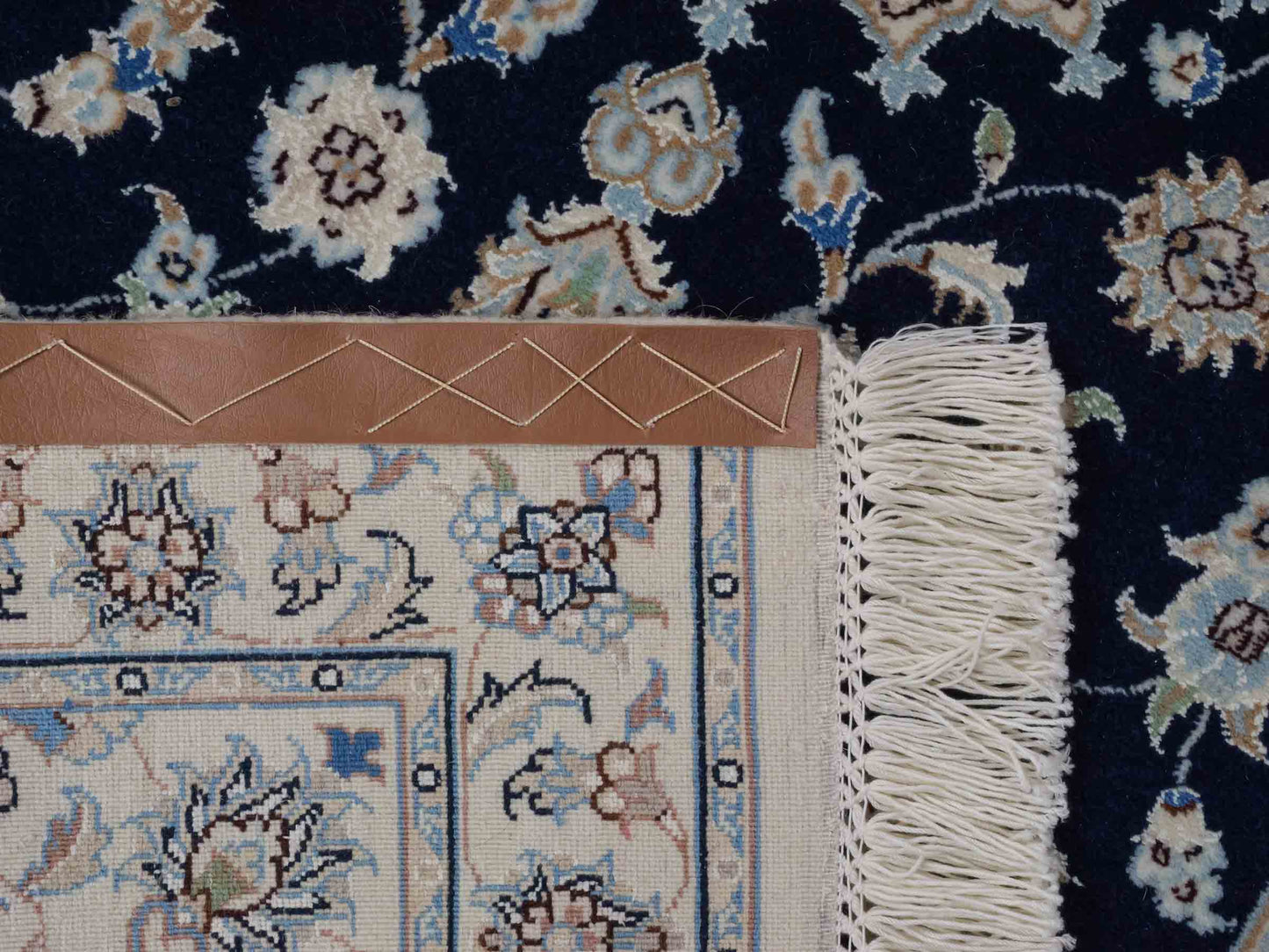 Handgeknüpfter Nain 9La Läufer-Perserteppich von Khademi aus Wolle mit Seide, navy-blau-weiß. Persischer Teppich, durchgemustert. Von Hand geknüpft in Iran. Größe: 198 cm x 81 cm. Teppichnummer: SB3-1100. Verkauf durch Jupiter Intl.