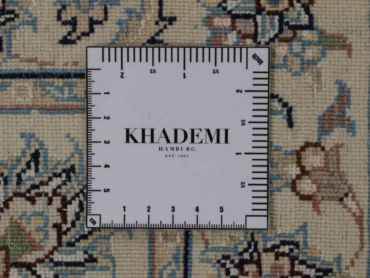Handgeknüpfter Nain 9La Läufer-Perserteppich von Khademi aus Wolle mit Seide, navy-blau-weiß. Persischer Teppich, durchgemustert. Von Hand geknüpft in Iran. Größe: 198 cm x 81 cm. Teppichnummer: SB3-1100. Verkauf durch Jupiter Intl.