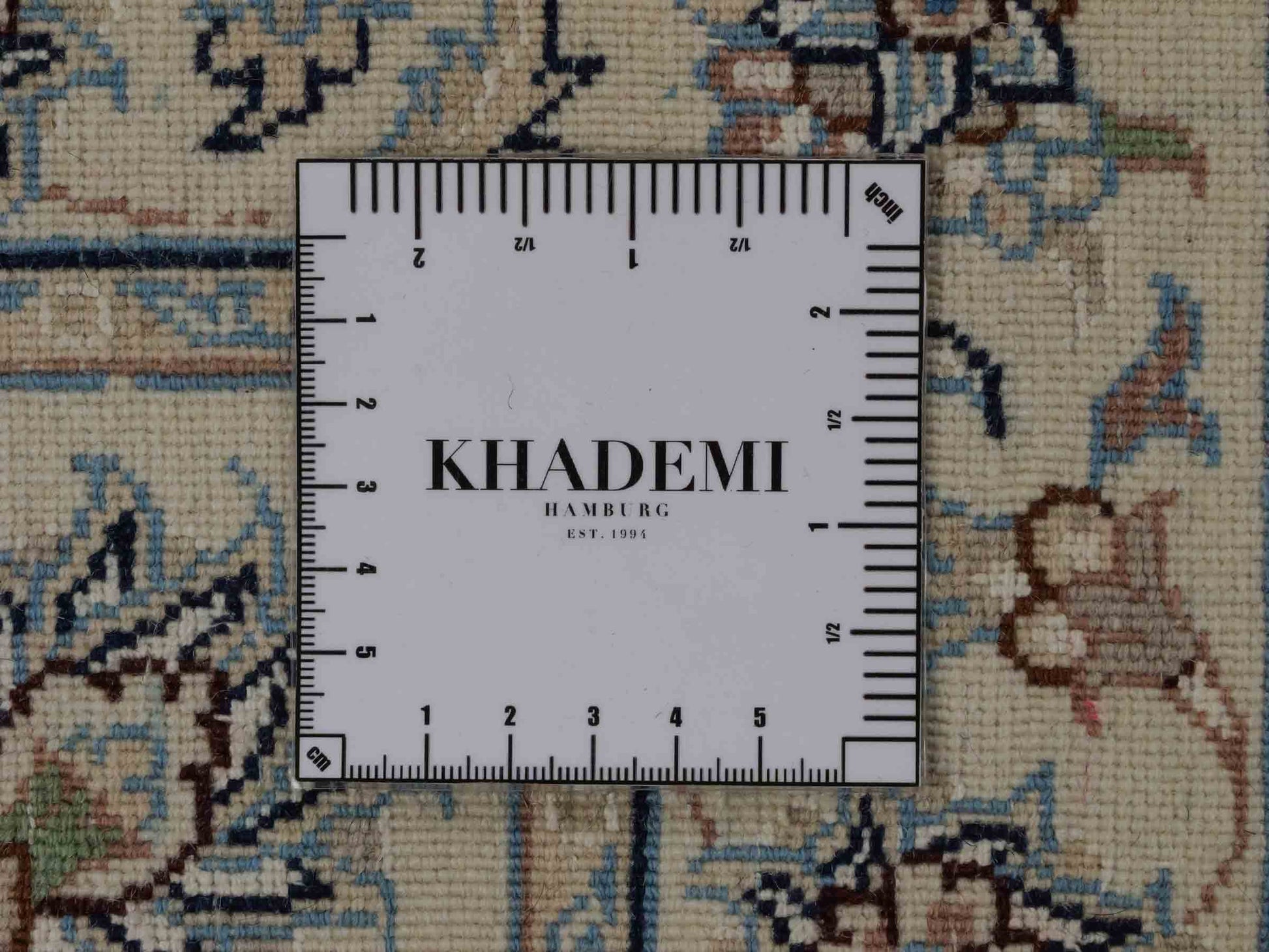Handgeknüpfter Nain 9La Läufer-Perserteppich von Khademi aus Wolle mit Seide, navy-blau-weiß. Persischer Teppich, durchgemustert. Von Hand geknüpft in Iran. Größe: 198 cm x 81 cm. Teppichnummer: SB3-1100. Verkauf durch Jupiter Intl.