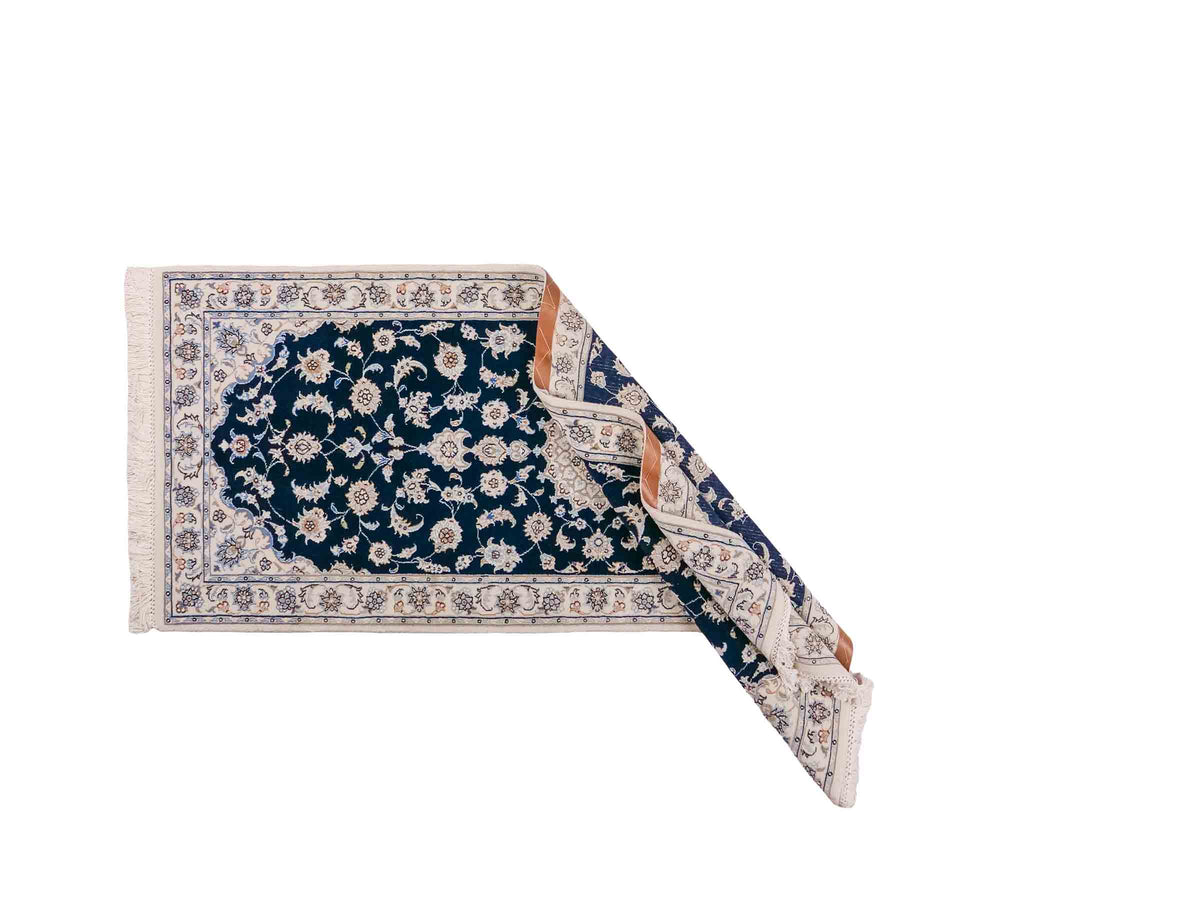 Handgeknüpfter Nain 9La Läufer-Perserteppich von Khademi aus Wolle mit Seide, navy-blau-weiß. Persischer Teppich, durchgemustert. Von Hand geknüpft in Iran. Größe: 198 cm x 81 cm. Teppichnummer: SB3-1100. Verkauf durch Jupiter Intl.