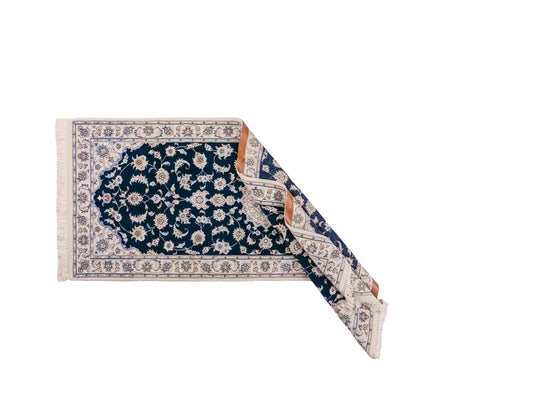 Handgeknüpfter Nain 9La Läufer-Perserteppich von Khademi aus Wolle mit Seide, navy-blau-weiß. Persischer Teppich, durchgemustert. Von Hand geknüpft in Iran. Größe: 198 cm x 81 cm. Teppichnummer: SB3-1100. Verkauf durch Jupiter Intl.