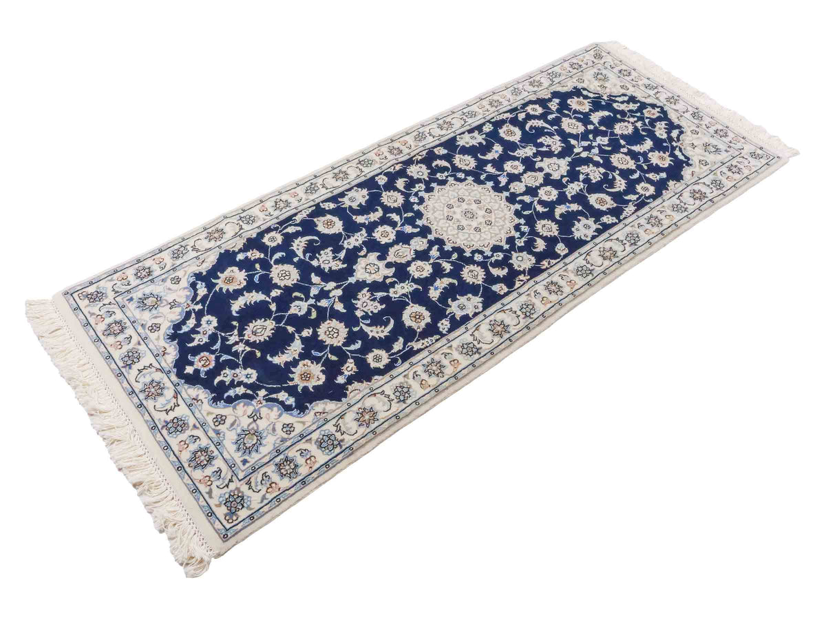 Handgeknüpfter Nain 9La Läufer-Perserteppich von Khademi aus Wolle mit Seide, navy-blau-weiß. Persischer Teppich, durchgemustert. Von Hand geknüpft in Iran. Größe: 198 cm x 81 cm. Teppichnummer: SB3-1100. Verkauf durch Jupiter Intl.