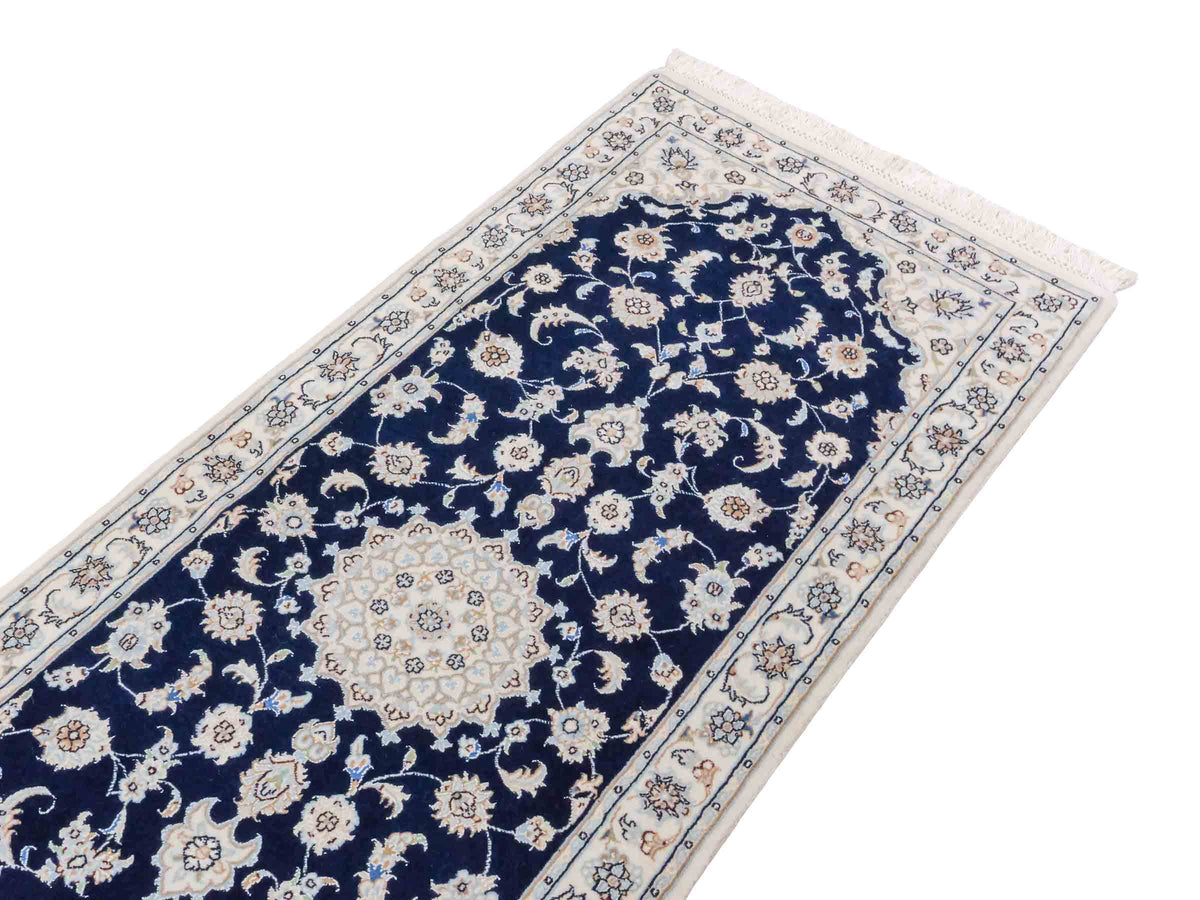 Handgeknüpfter Nain 9La Läufer-Perserteppich von Khademi aus Wolle mit Seide, navy-blau-weiß. Persischer Teppich, durchgemustert. Von Hand geknüpft in Iran. Größe: 198 cm x 81 cm. Teppichnummer: SB3-1100. Verkauf durch Jupiter Intl.