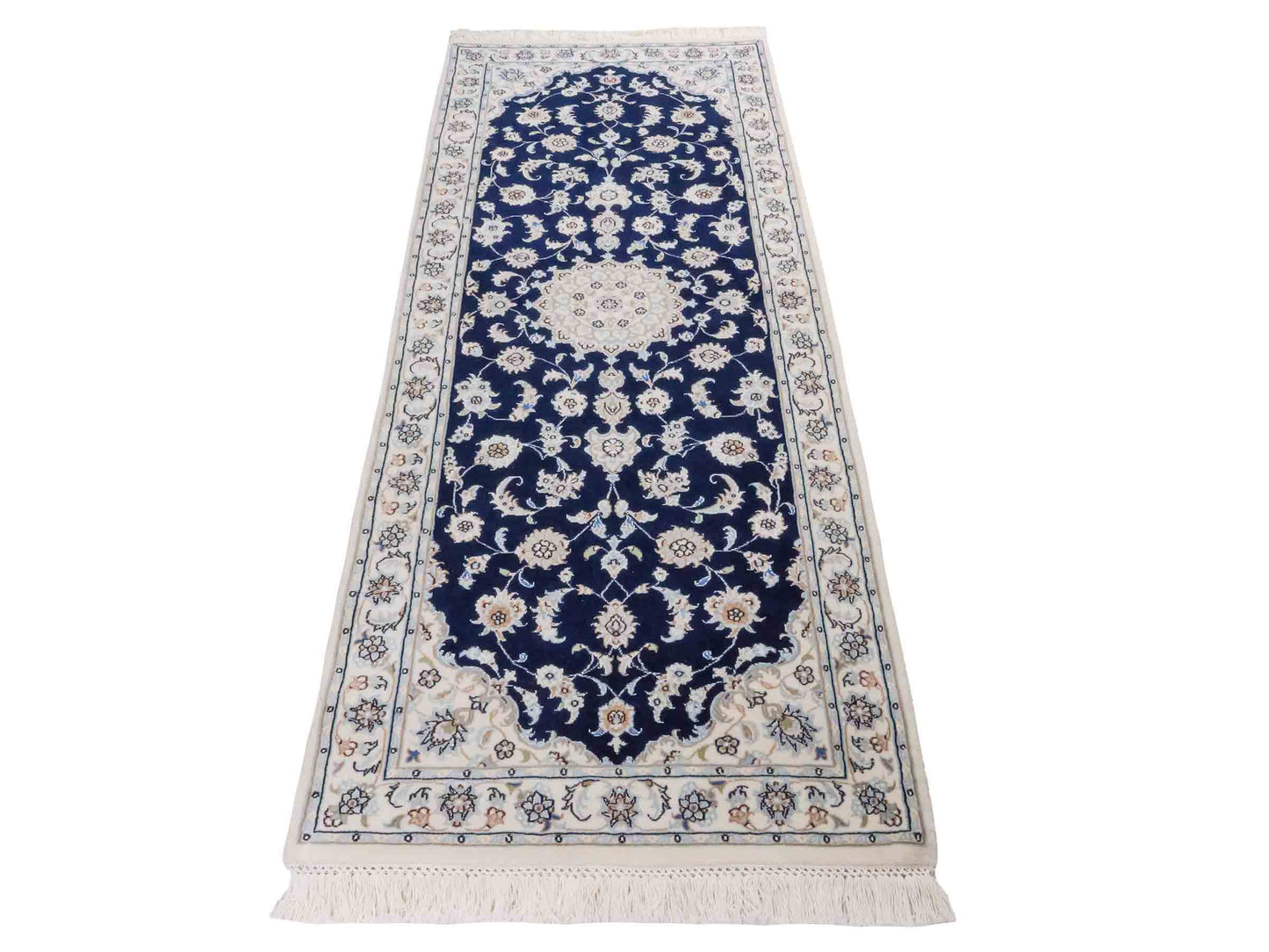 Handgeknüpfter Nain 9La Läufer-Perserteppich von Khademi aus Wolle mit Seide, navy-blau-weiß. Persischer Teppich, durchgemustert. Von Hand geknüpft in Iran. Größe: 198 cm x 81 cm. Teppichnummer: SB3-1100. Verkauf durch Jupiter Intl.