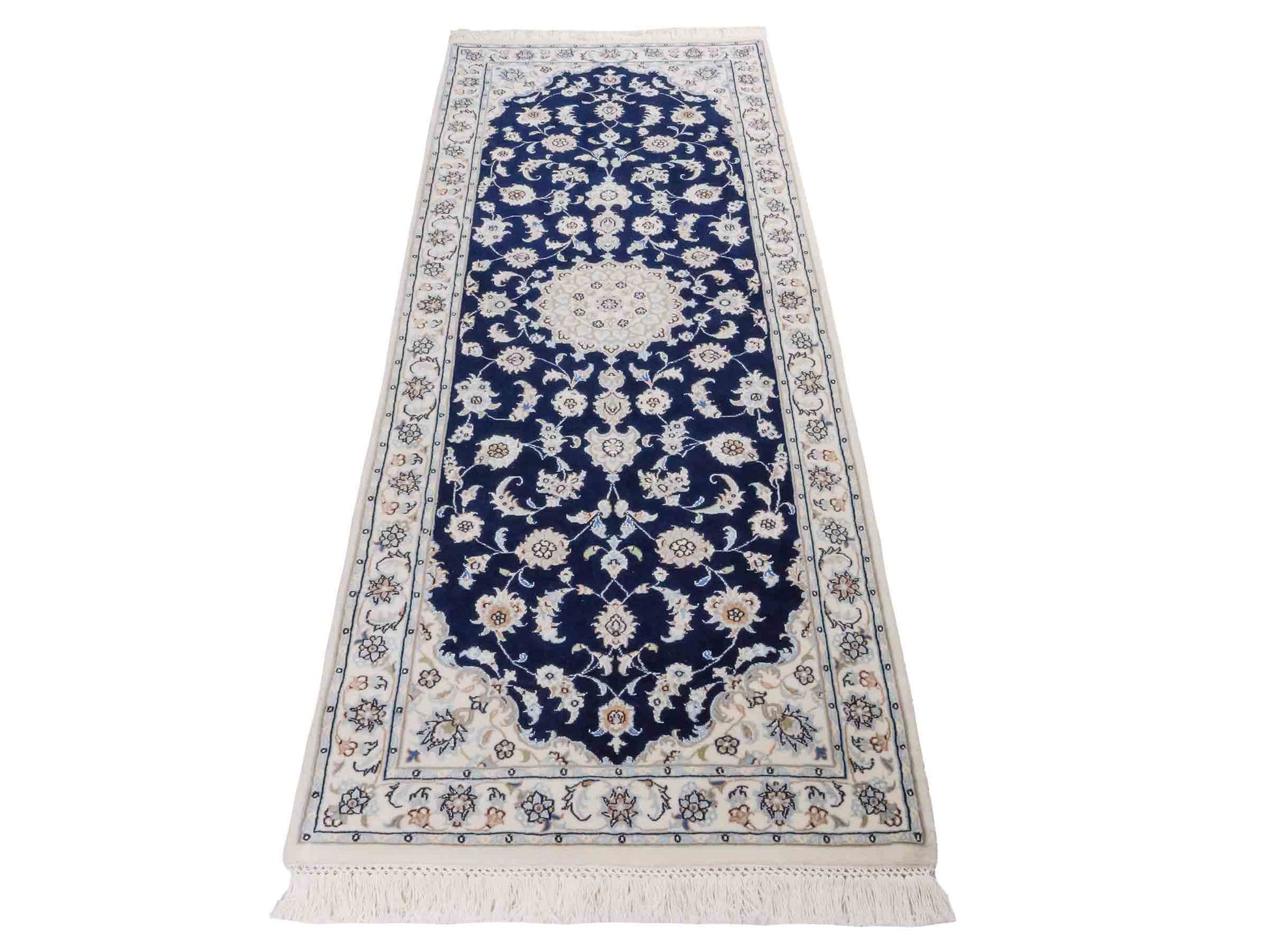 Handgeknüpfter Nain 9La Läufer-Perserteppich von Khademi aus Wolle mit Seide, navy-blau-weiß. Persischer Teppich, durchgemustert. Von Hand geknüpft in Iran. Größe: 198 cm x 81 cm. Teppichnummer: SB3-1100. Verkauf durch Jupiter Intl.