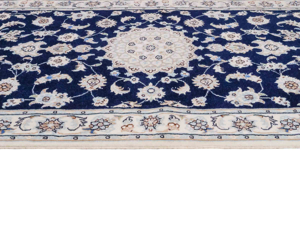 Handgeknüpfter Nain 9La Läufer-Perserteppich von Khademi aus Wolle mit Seide, navy-blau-weiß. Persischer Teppich, durchgemustert. Von Hand geknüpft in Iran. Größe: 198 cm x 81 cm. Teppichnummer: SB3-1100. Verkauf durch Jupiter Intl.