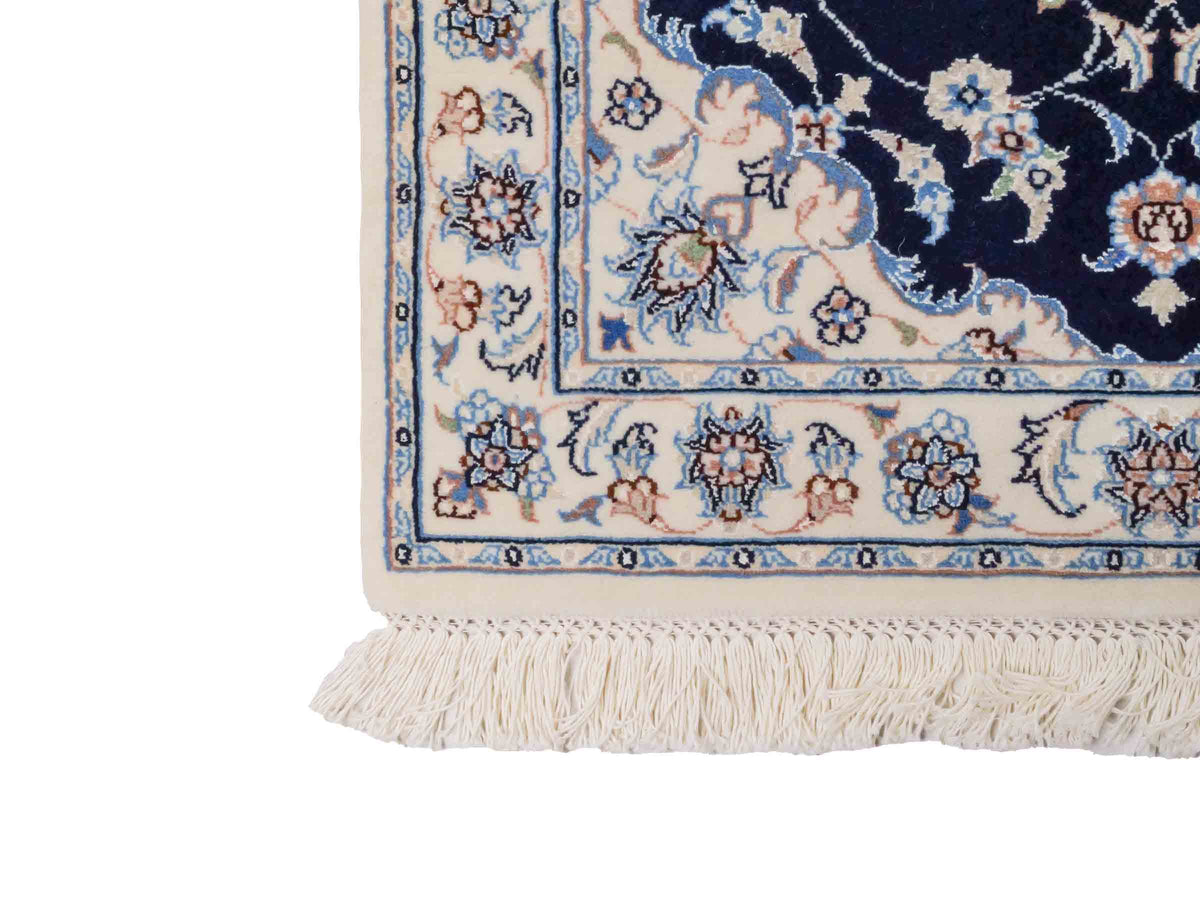 Handgeknüpfter Nain 9La Läufer-Perserteppich von Khademi aus Wolle mit Seide, navy-blau-weiß. Persischer Teppich, durchgemustert. Von Hand geknüpft in Iran. Größe: 198 cm x 81 cm. Teppichnummer: SB3-1100. Verkauf durch Jupiter Intl.