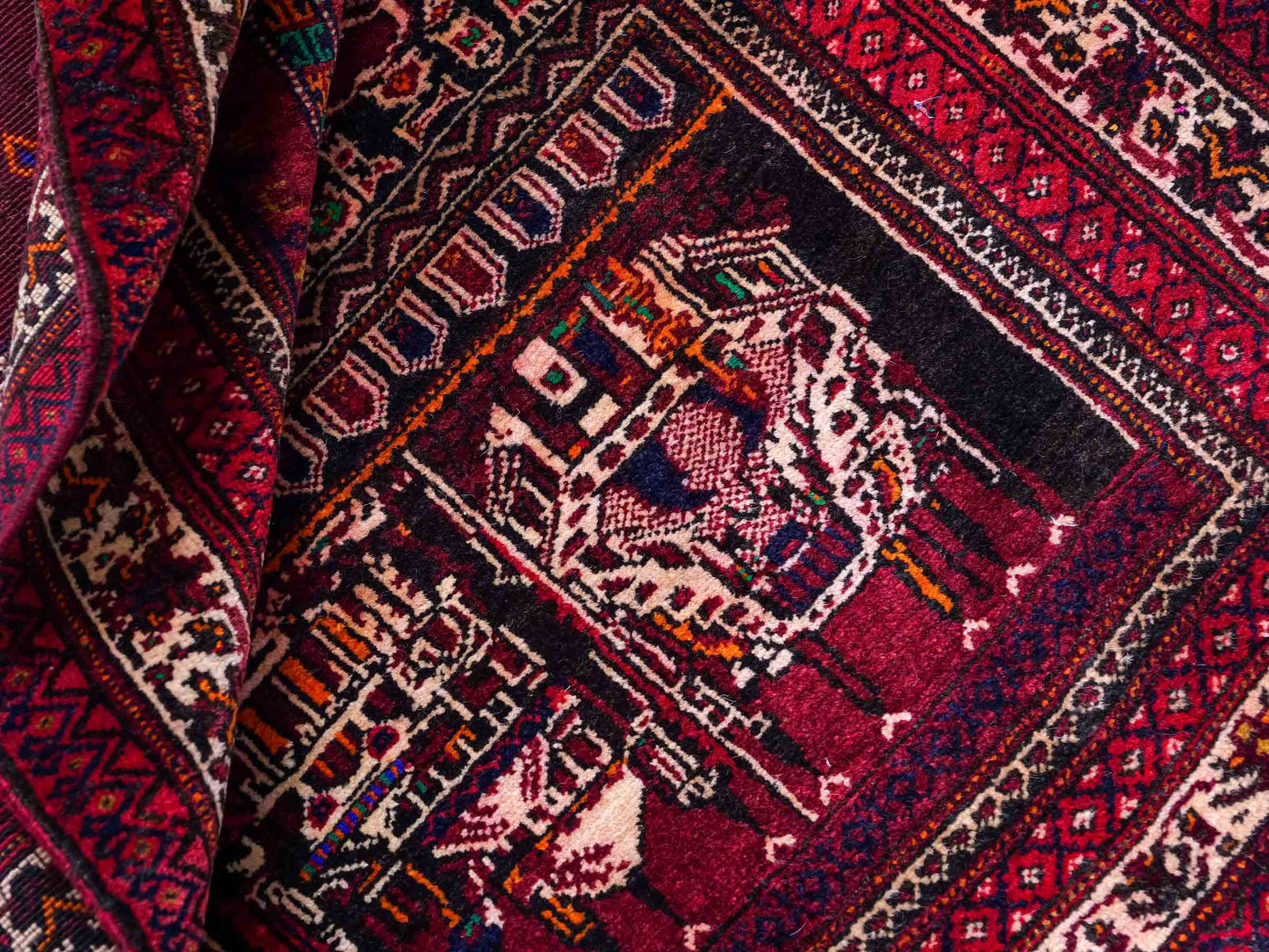 Antiker, handgeknüpfter, afghanischer Belutsch Nomadenteppich aus Wolle von Khademi. Größe: 100 x 76 cm. Farbe: Rot Verkauf durch JUPITER Intl.