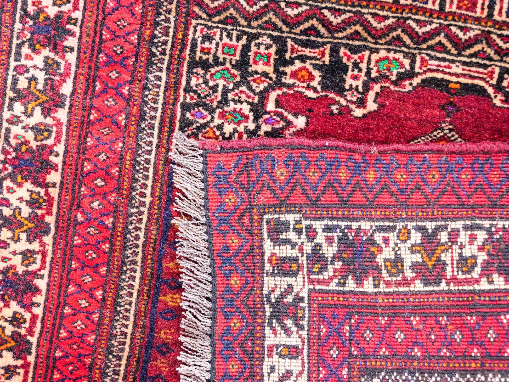 Antiker, handgeknüpfter, afghanischer Belutsch Nomadenteppich aus Wolle von Khademi. Größe: 100 x 76 cm. Farbe: Rot Verkauf durch JUPITER Intl.