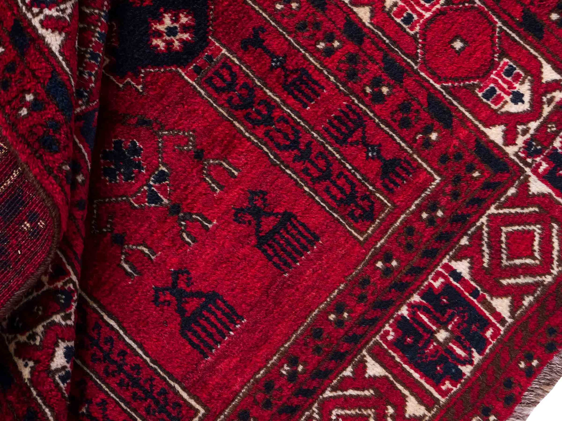 Antiker, handgeknüpfter, afghanischer Belutsch Nomadenteppich aus Wolle von Khademi. Größe: 109 x 85 cm. Farbe: Rot. Verkauf durch JUPITER Intl.