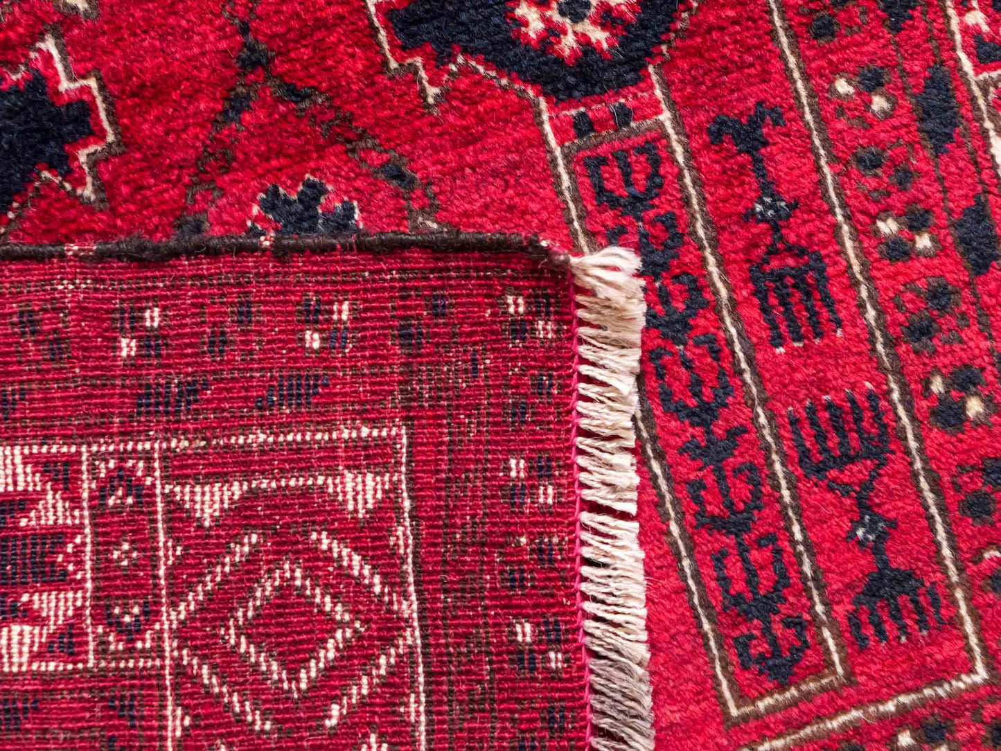 Antiker, handgeknüpfter, afghanischer Belutsch Nomadenteppich aus Wolle von Khademi. Größe: 109 x 85 cm. Farbe: Rot. Verkauf durch JUPITER Intl.