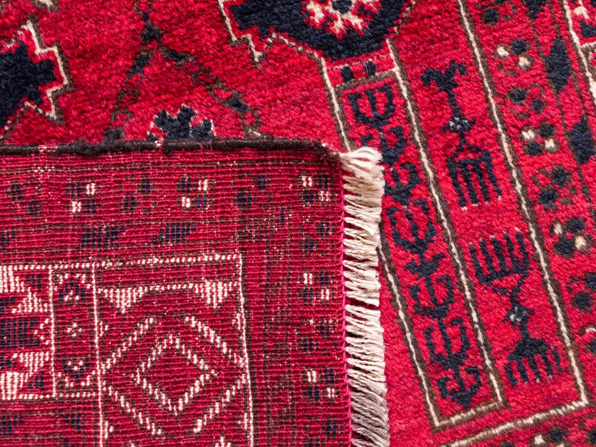 Antiker, handgeknüpfter, afghanischer Belutsch Nomadenteppich aus Wolle von Khademi. Größe: 109 x 85 cm. Farbe: Rot. Verkauf durch JUPITER Intl.