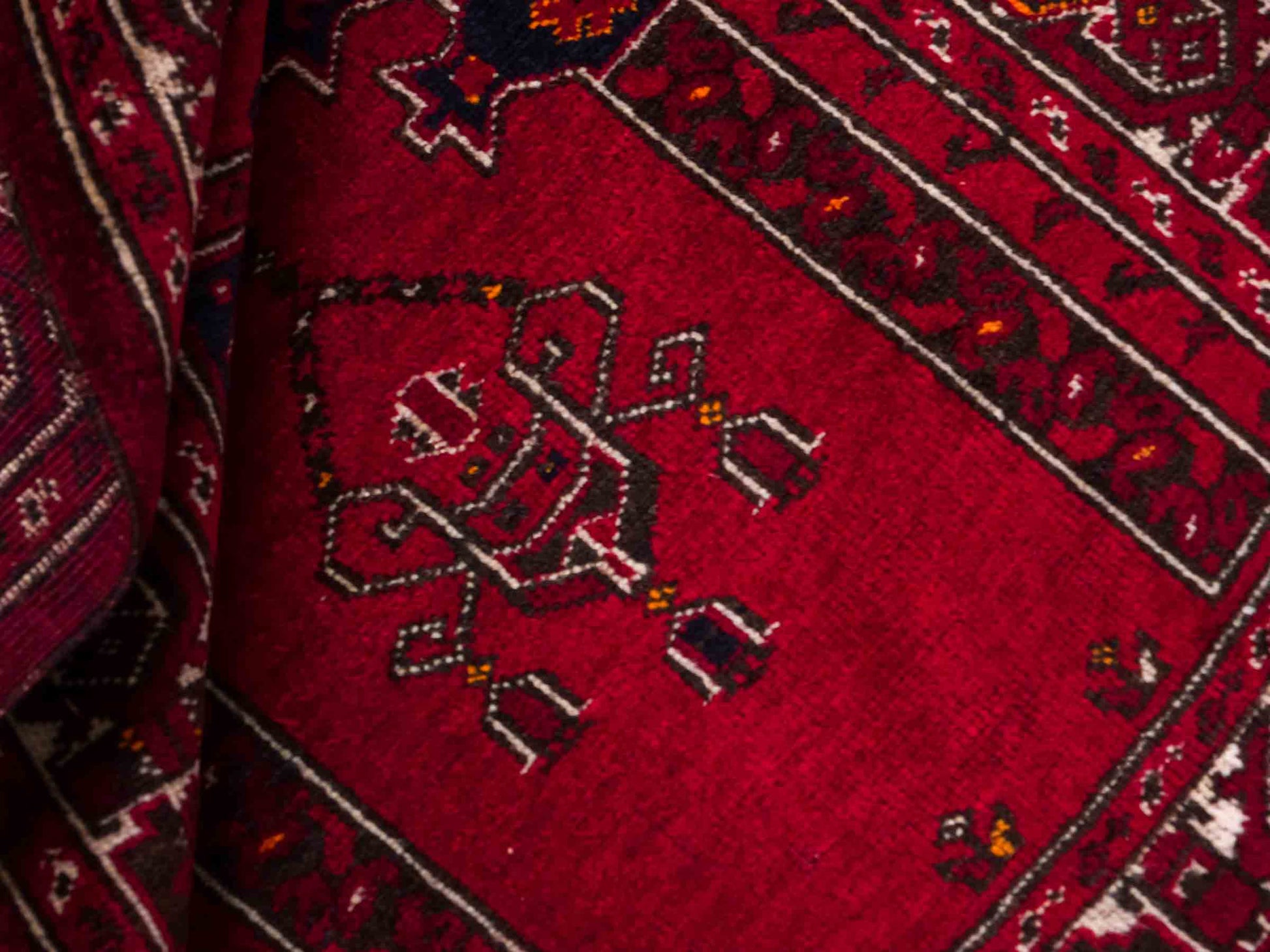 Antiker, handgeknüpfter, afghanischer Belutsch Nomadenteppich aus Wolle von Khademi. Größe: 112 x 85 cm. Farbe: Rot. Verkauf durch JUPITER Intl.