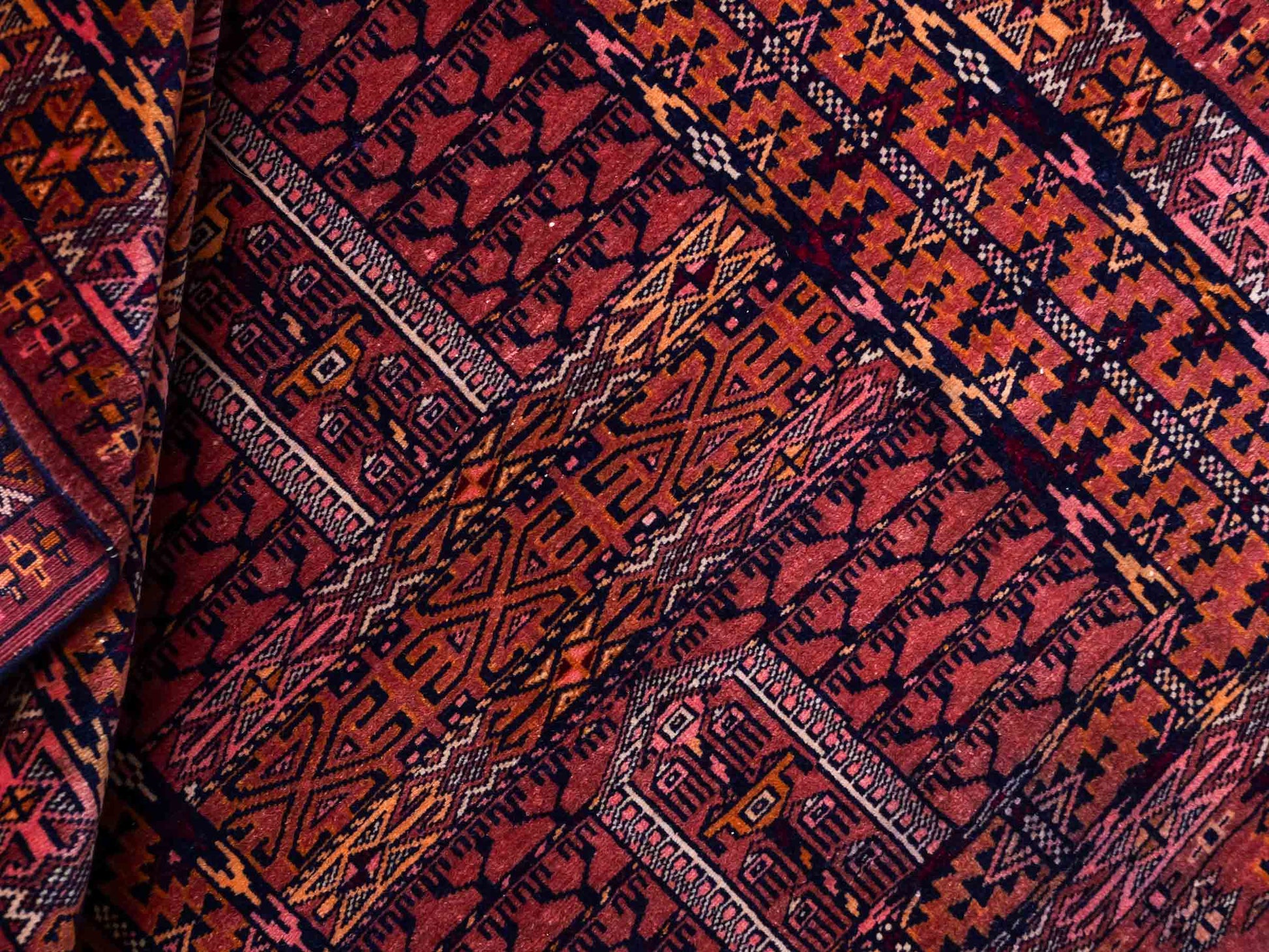 Antiker, handgeknüpfter, afghanischer Belutsch Nomadenteppich aus Wolle von Khademi. Größe: 121 x 90 cm. Farbe: Braun, orange. Verkauf durch JUPITER Intl.
