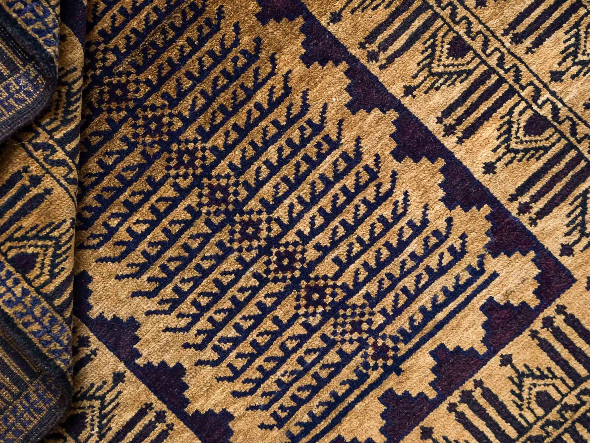 Antiker, handgeknüpfter, afghanischer Belutsch Nomadenteppich aus Wolle von Khademi. Größe: 123 x 80 cm. Farbe: Gold, beige, braun. Verkauf durch JUPITER Intl.