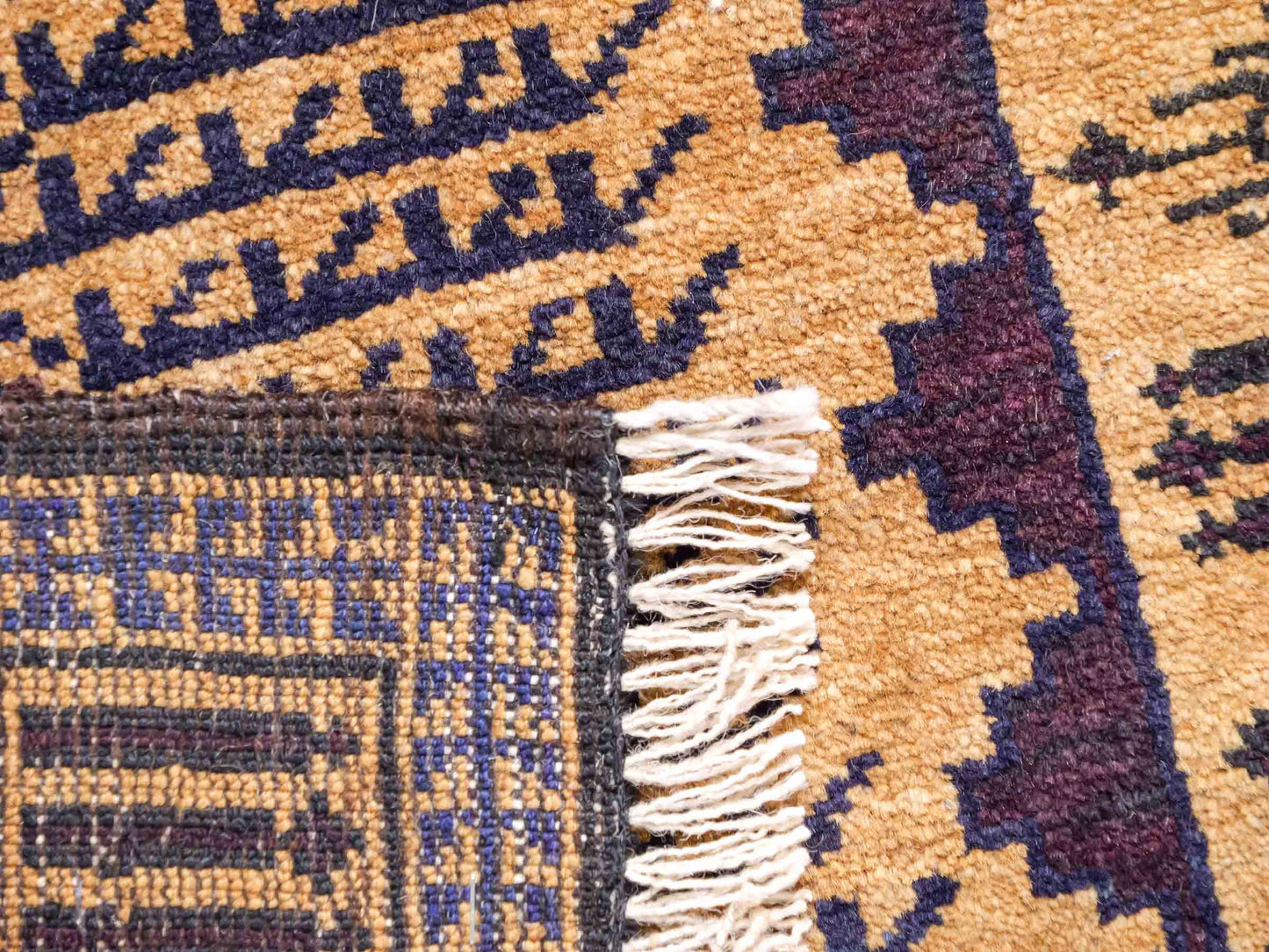 Antiker, handgeknüpfter, afghanischer Belutsch Nomadenteppich aus Wolle von Khademi. Größe: 123 x 80 cm. Farbe: Gold, beige, braun. Verkauf durch JUPITER Intl.