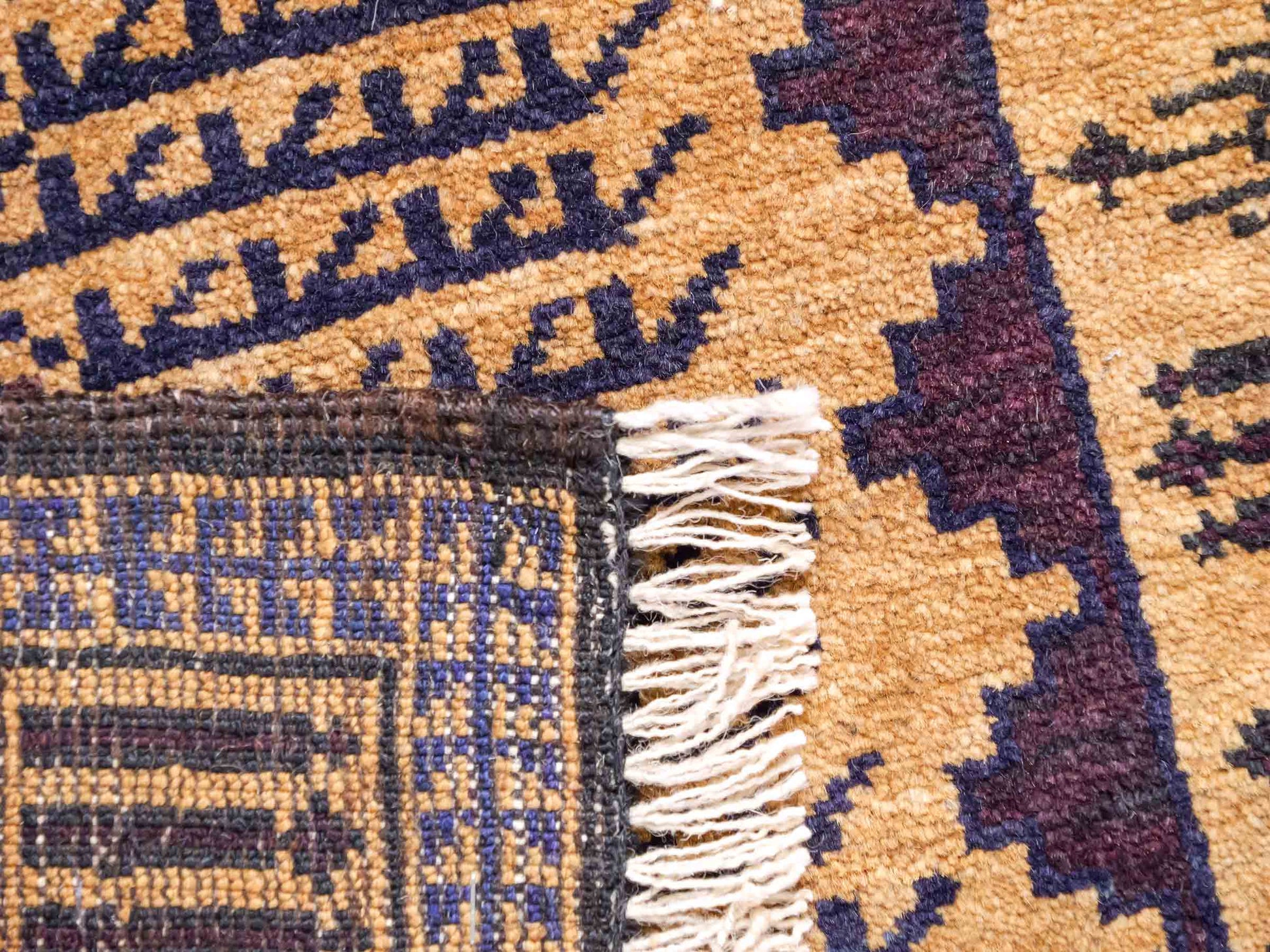 Antiker, handgeknüpfter, afghanischer Belutsch Nomadenteppich aus Wolle von Khademi. Größe: 123 x 80 cm. Farbe: Gold, beige, braun. Verkauf durch JUPITER Intl.