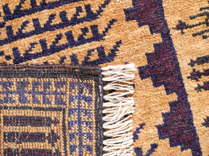 Antiker, handgeknüpfter, afghanischer Belutsch Nomadenteppich aus Wolle von Khademi. Größe: 123 x 80 cm. Farbe: Gold, beige, braun. Verkauf durch JUPITER Intl.