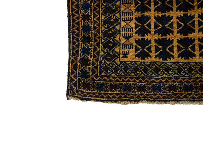 Antiker, handgeknüpfter, afghanischer Belutsch Nomadenteppich aus Wolle von Khademi. Größe: 124 x 76 cm. Farbe: Blau, gold. Verkauf durch JUPITER Intl.