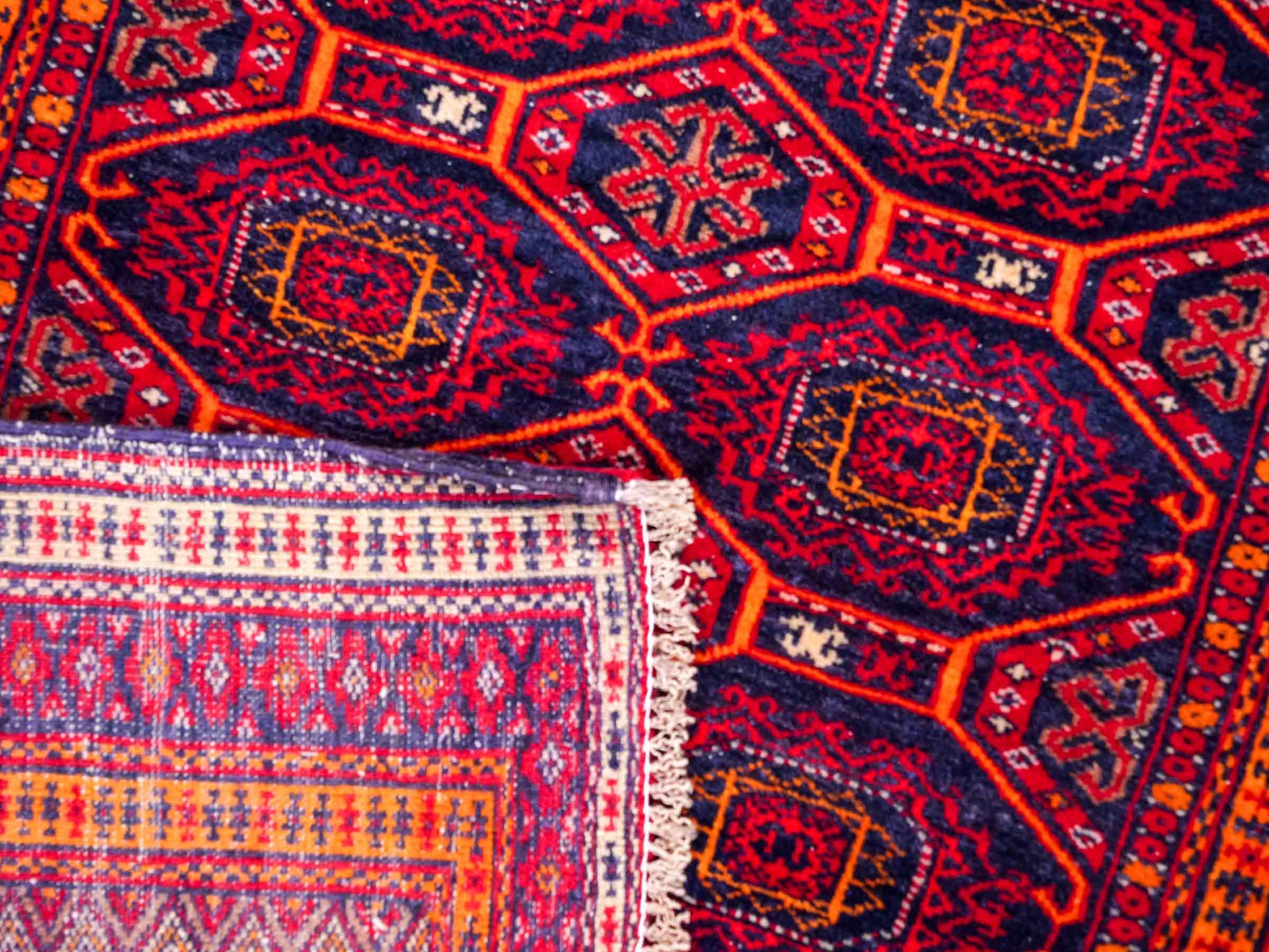 Antiker, handgeknüpfter, afghanischer Belutsch Nomadenteppich aus Wolle von Khademi. Größe: 127 x 91 cm. Farbe: Rot Verkauf durch JUPITER Intl.