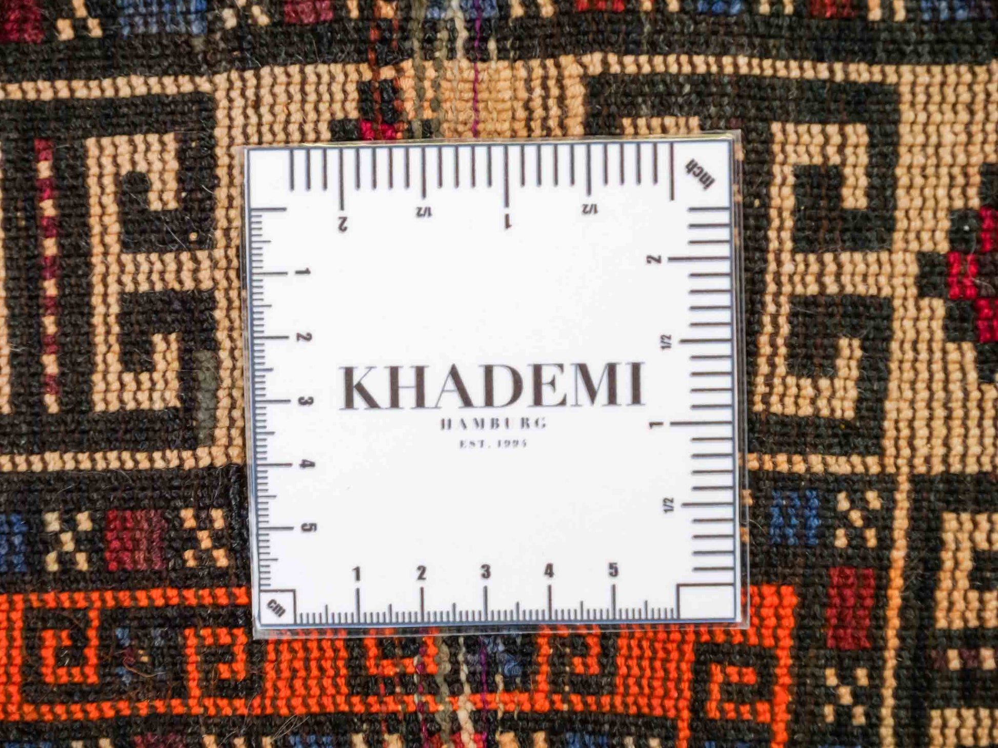 Antiker, handgeknüpfter, afghanischer Belutsch Nomadenteppich aus Wolle von Khademi. Größe: 128 x 78 cm. Farbe: Beige. Verkauf durch JUPITER Intl.