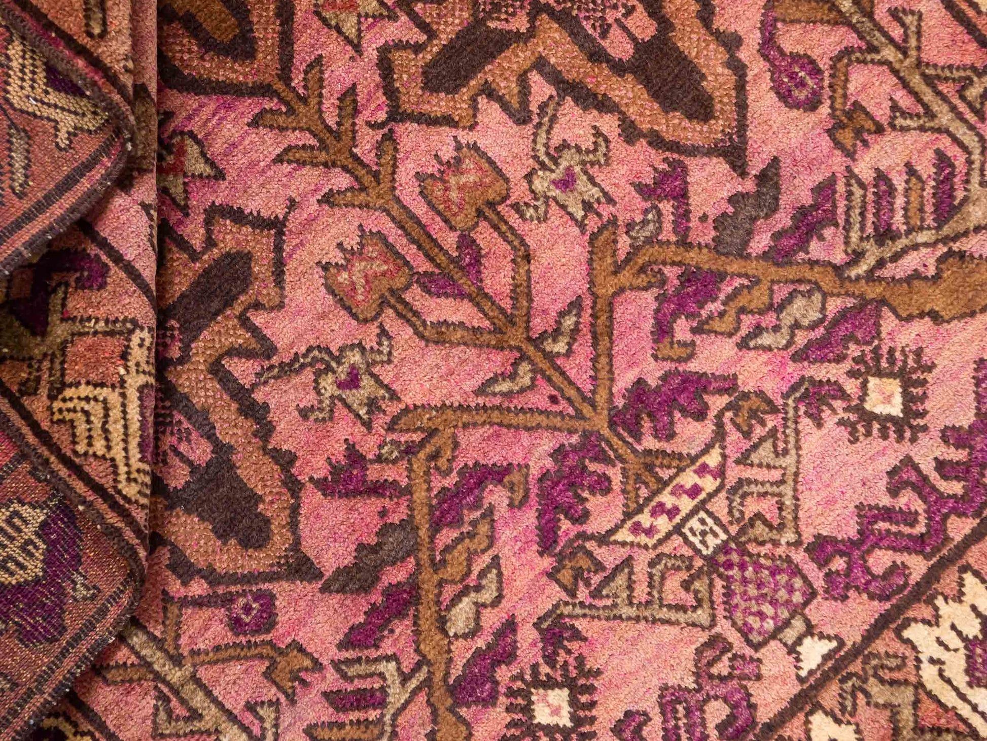 Antiker, handgeknüpfter, afghanischer Belutsch Nomadenteppich aus Wolle von Khademi. Größe: 130 x 92 cm. Farbe: Rot. Verkauf durch JUPITER Intl.