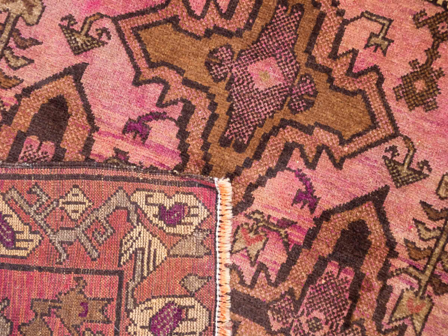 Antiker, handgeknüpfter, afghanischer Belutsch Nomadenteppich aus Wolle von Khademi. Größe: 130 x 92 cm. Farbe: Rot. Verkauf durch JUPITER Intl.