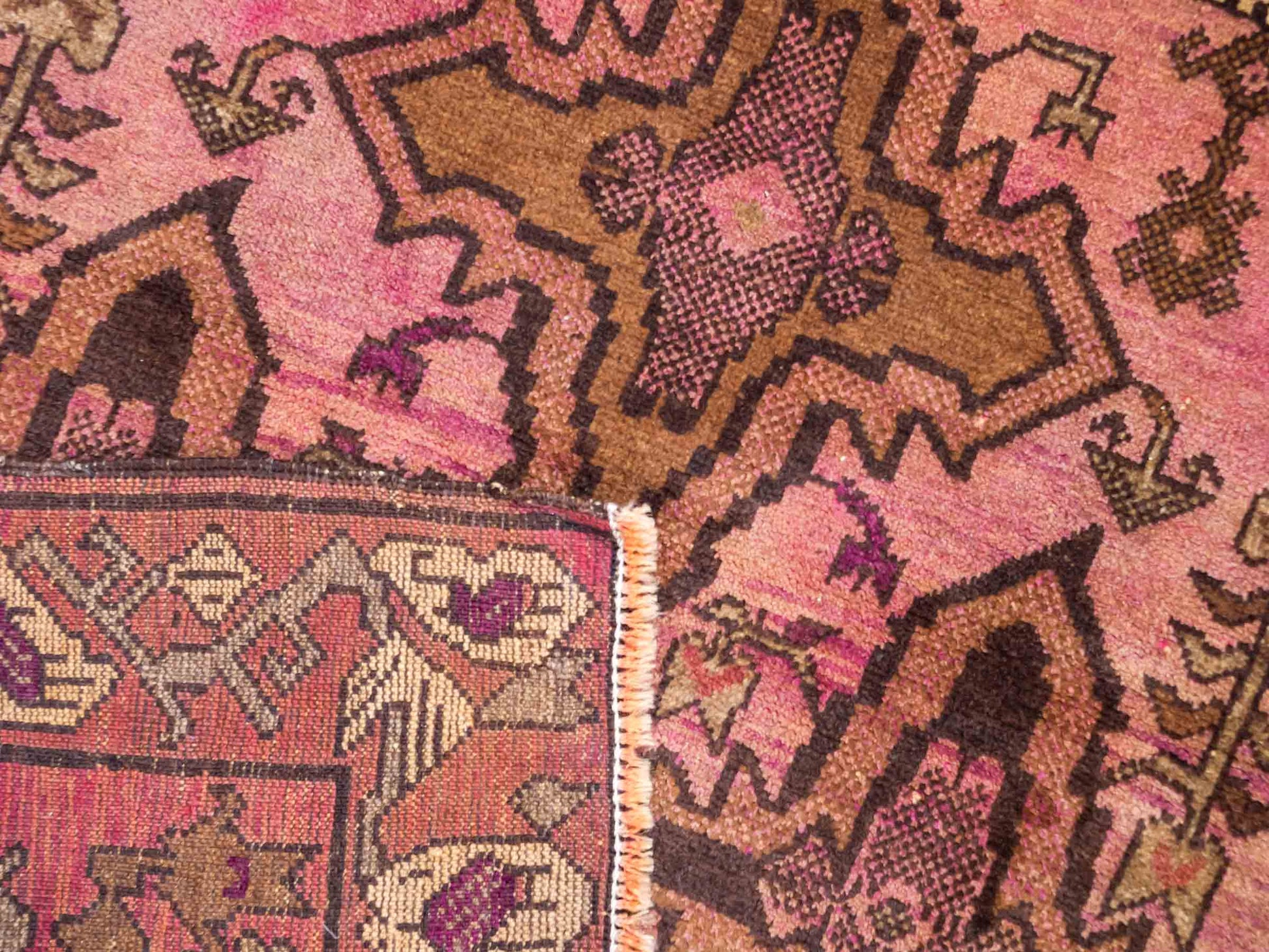 Antiker, handgeknüpfter, afghanischer Belutsch Nomadenteppich aus Wolle von Khademi. Größe: 130 x 92 cm. Farbe: Rot. Verkauf durch JUPITER Intl.