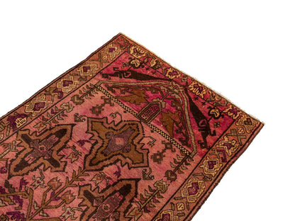Antiker, handgeknüpfter, afghanischer Belutsch Nomadenteppich aus Wolle von Khademi. Größe: 130 x 92 cm. Farbe: Rot. Verkauf durch JUPITER Intl.