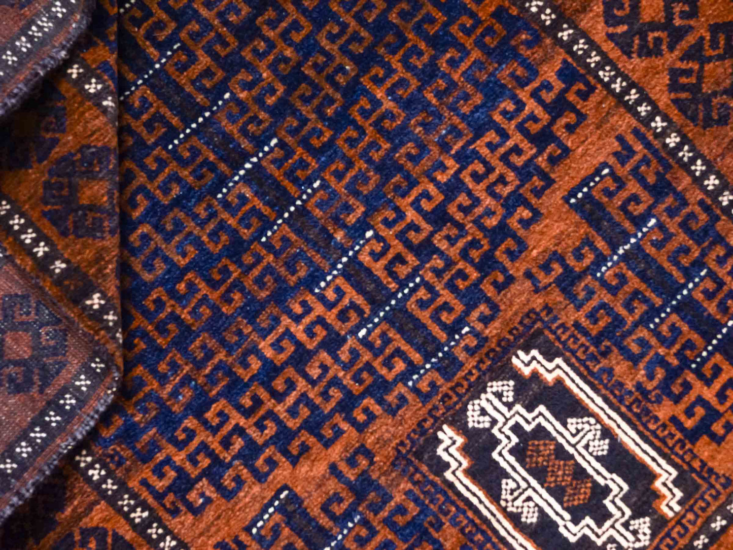 Antiker, handgeknüpfter, afghanischer Belutsch Nomadenteppich aus Wolle von Khademi. Größe: 131 x 86 cm. Farbe: Braun, blau. Verkauf durch JUPITER Intl.