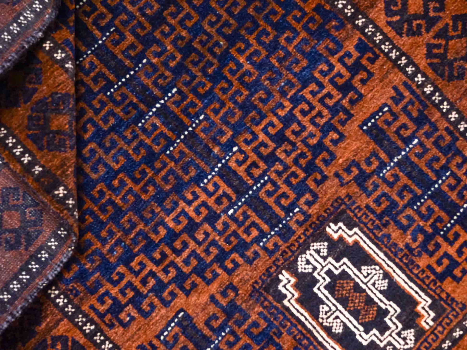 Antiker, handgeknüpfter, afghanischer Belutsch Nomadenteppich aus Wolle von Khademi. Größe: 131 x 86 cm. Farbe: Braun, blau. Verkauf durch JUPITER Intl.