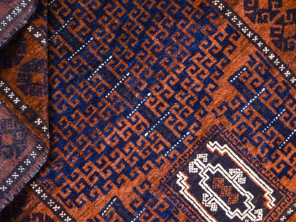 Antiker, handgeknüpfter, afghanischer Belutsch Nomadenteppich aus Wolle von Khademi. Größe: 131 x 86 cm. Farbe: Braun, blau. Verkauf durch JUPITER Intl.