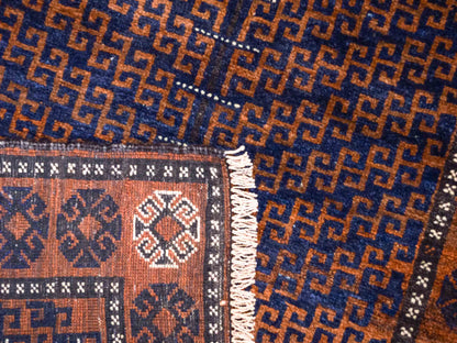 Antiker, handgeknüpfter, afghanischer Belutsch Nomadenteppich aus Wolle von Khademi. Größe: 131 x 86 cm. Farbe: Braun, blau. Verkauf durch JUPITER Intl.