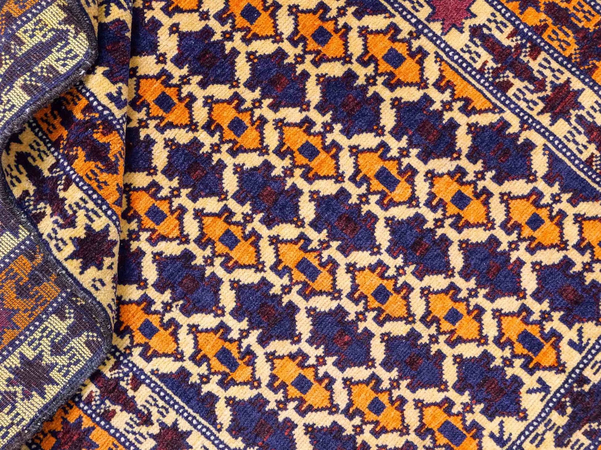 Antiker, handgeknüpfter, afghanischer Belutsch Nomadenteppich aus Wolle von Khademi. Größe: 132 x 84 cm. Farbe: Beige, orange, blau. Verkauf durch JUPITER Intl.