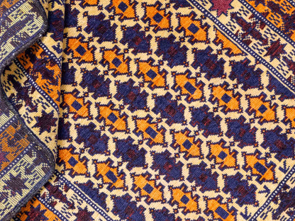 Antiker, handgeknüpfter, afghanischer Belutsch Nomadenteppich aus Wolle von Khademi. Größe: 132 x 84 cm. Farbe: Beige, orange, blau. Verkauf durch JUPITER Intl.
