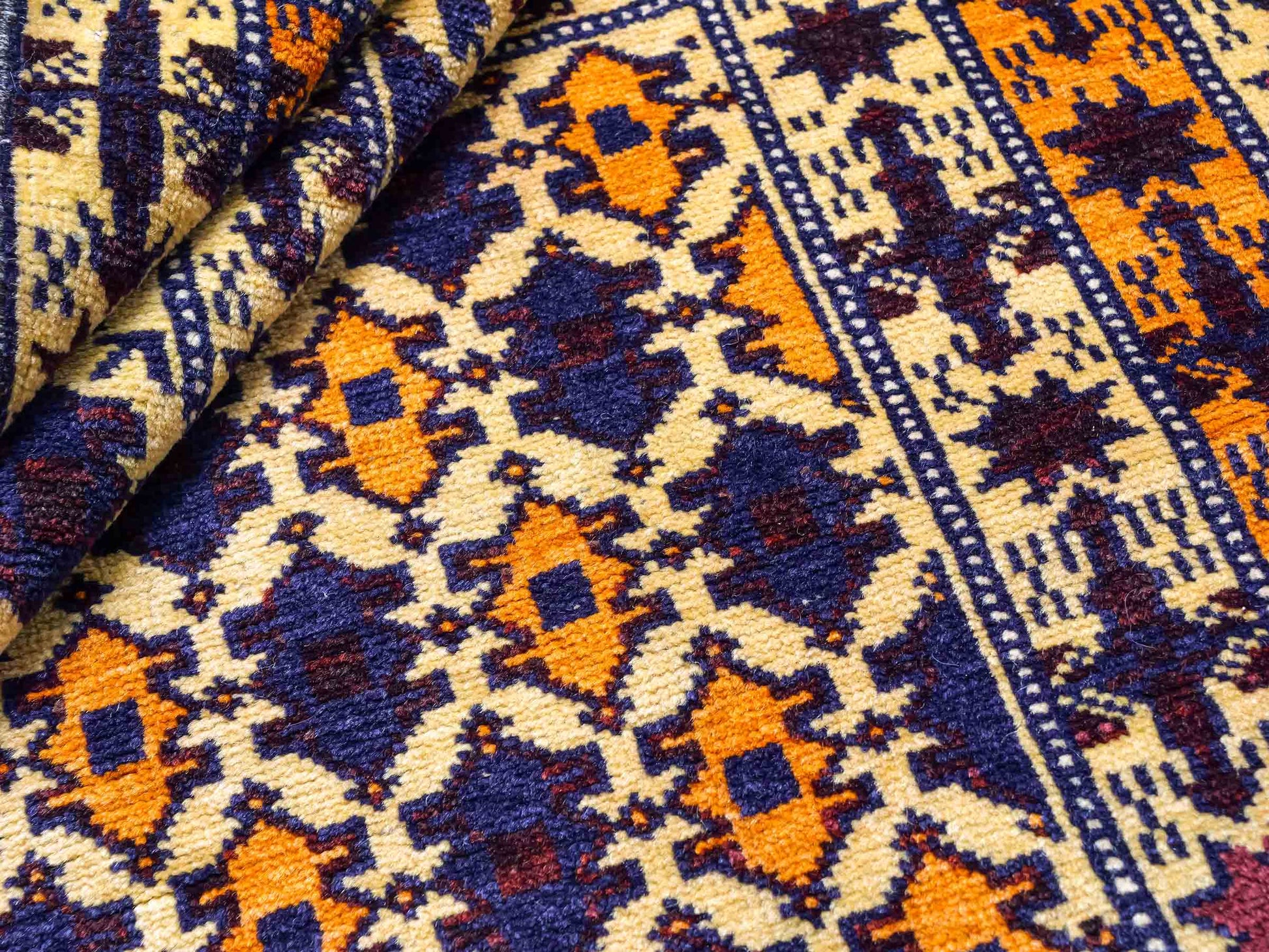 Antiker, handgeknüpfter, afghanischer Belutsch Nomadenteppich aus Wolle von Khademi. Größe: 132 x 84 cm. Farbe: Beige, orange, blau. Verkauf durch JUPITER Intl.
