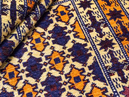 Antiker, handgeknüpfter, afghanischer Belutsch Nomadenteppich aus Wolle von Khademi. Größe: 132 x 84 cm. Farbe: Beige, orange, blau. Verkauf durch JUPITER Intl.