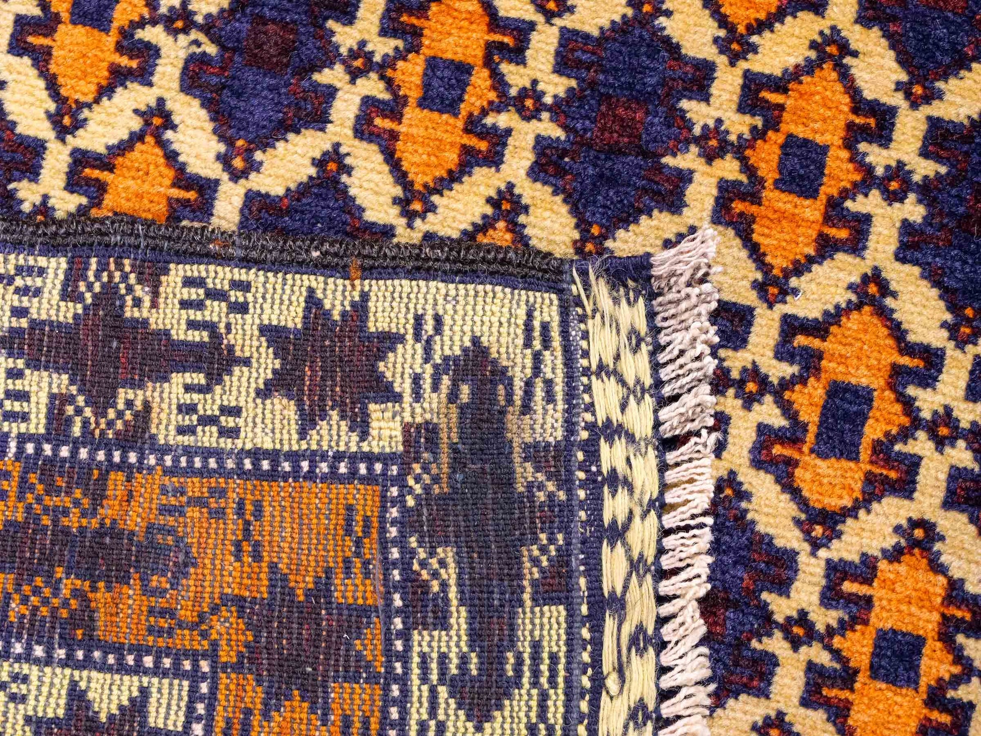 Antiker, handgeknüpfter, afghanischer Belutsch Nomadenteppich aus Wolle von Khademi. Größe: 132 x 84 cm. Farbe: Beige, orange, blau. Verkauf durch JUPITER Intl.
