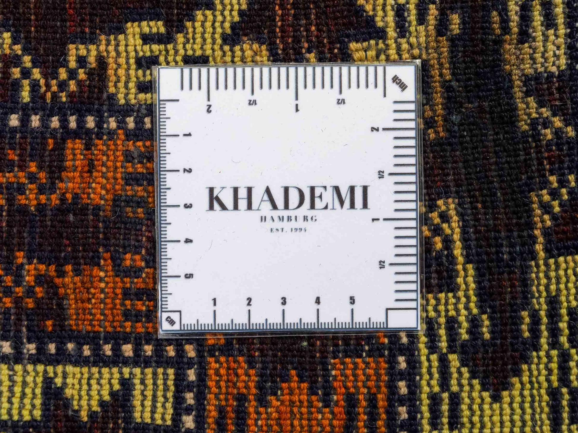 Antiker, handgeknüpfter, afghanischer Belutsch Nomadenteppich aus Wolle von Khademi. Größe: 132 x 84 cm. Farbe: Beige, orange, blau. Verkauf durch JUPITER Intl.