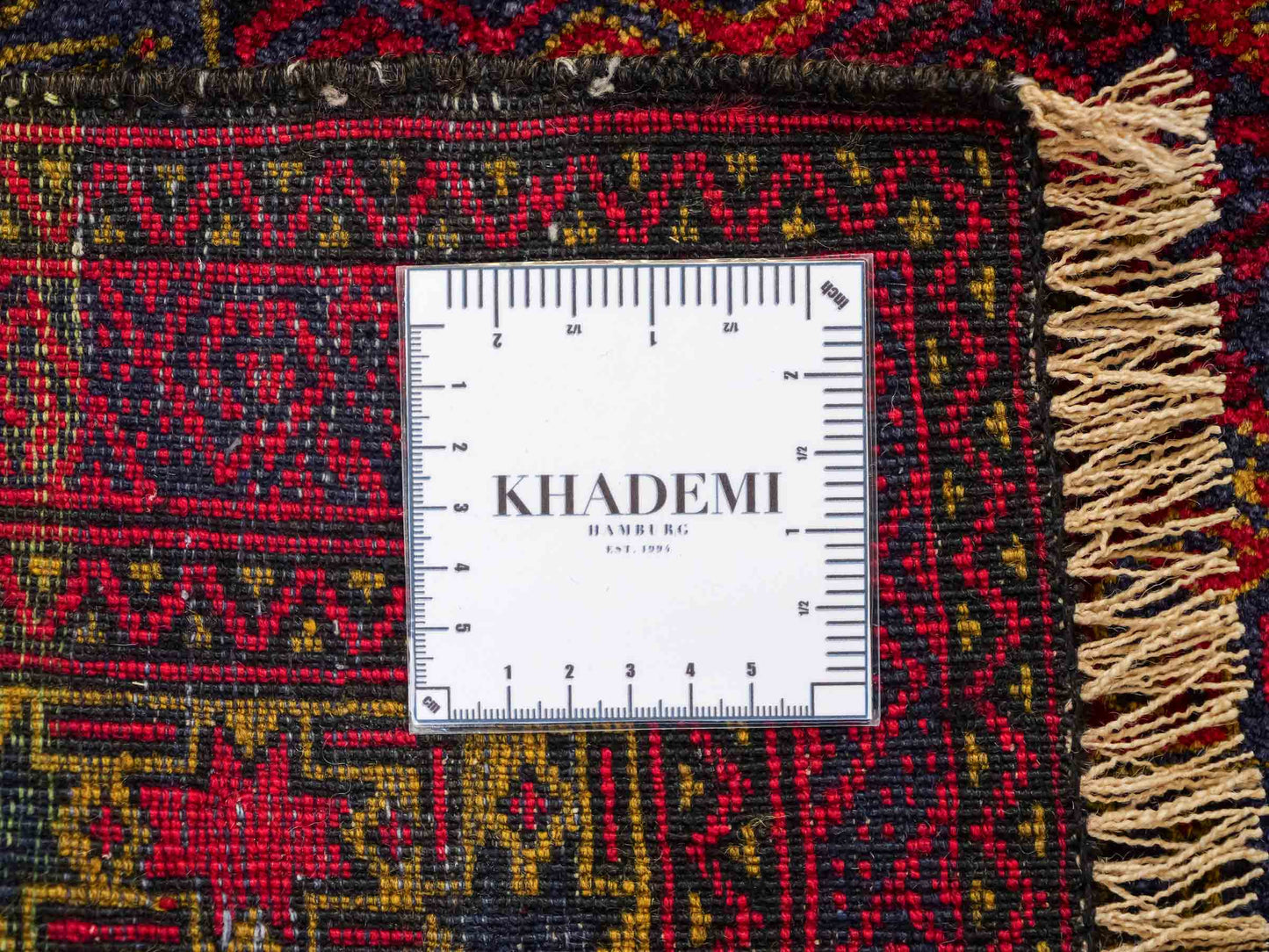 Antiker, handgeknüpfter, afghanischer Belutsch Nomadenteppich aus Wolle von Khademi. Größe: 135 x 83 cm. Farbe: Rot, blau, gold. Verkauf durch JUPITER Intl.