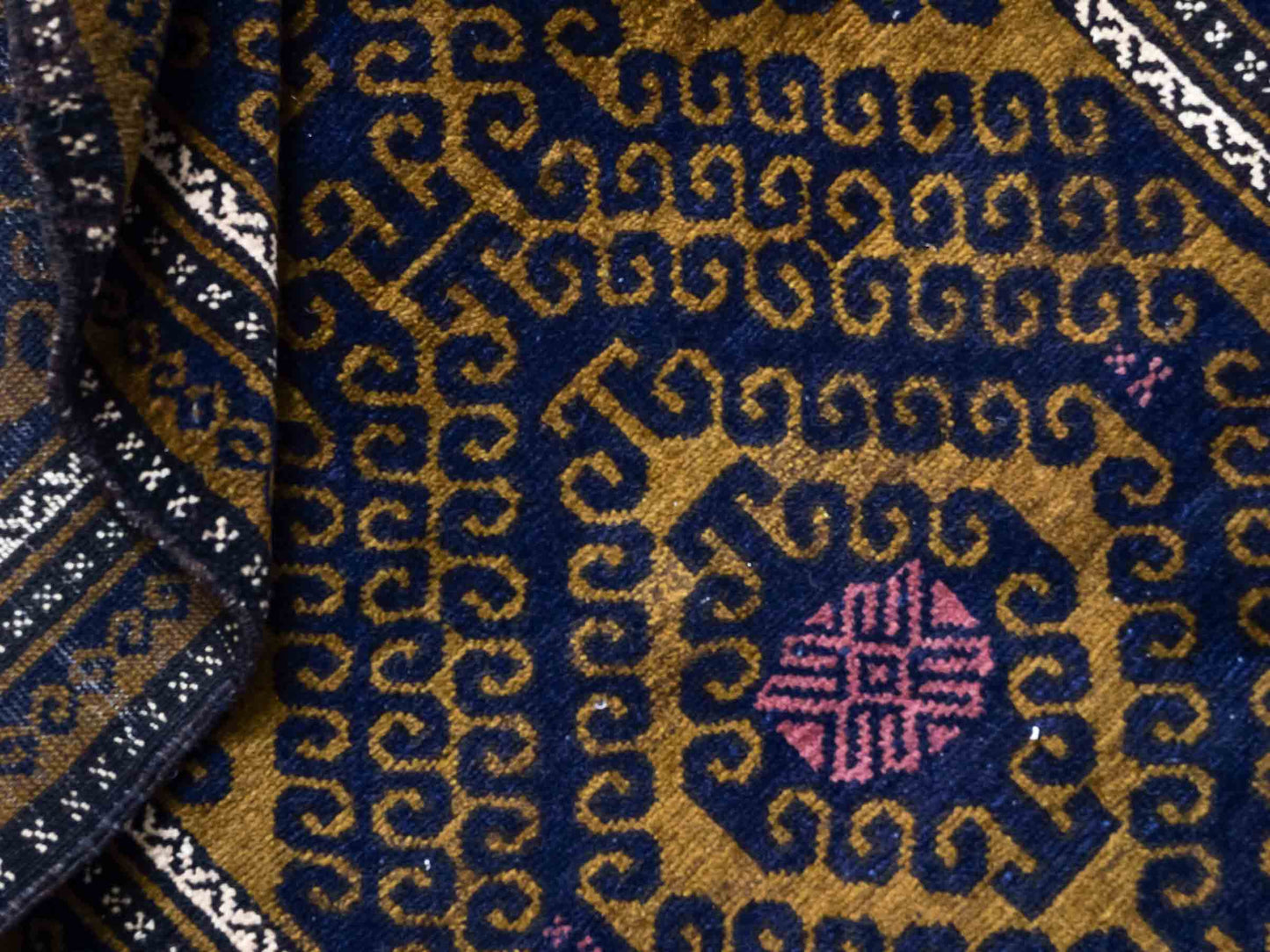 Antiker, handgeknüpfter, afghanischer Belutsch Nomadenteppich aus Wolle von Khademi. Größe: 136 x 80 cm. Farbe: Blau, gold. Verkauf durch JUPITER Intl.