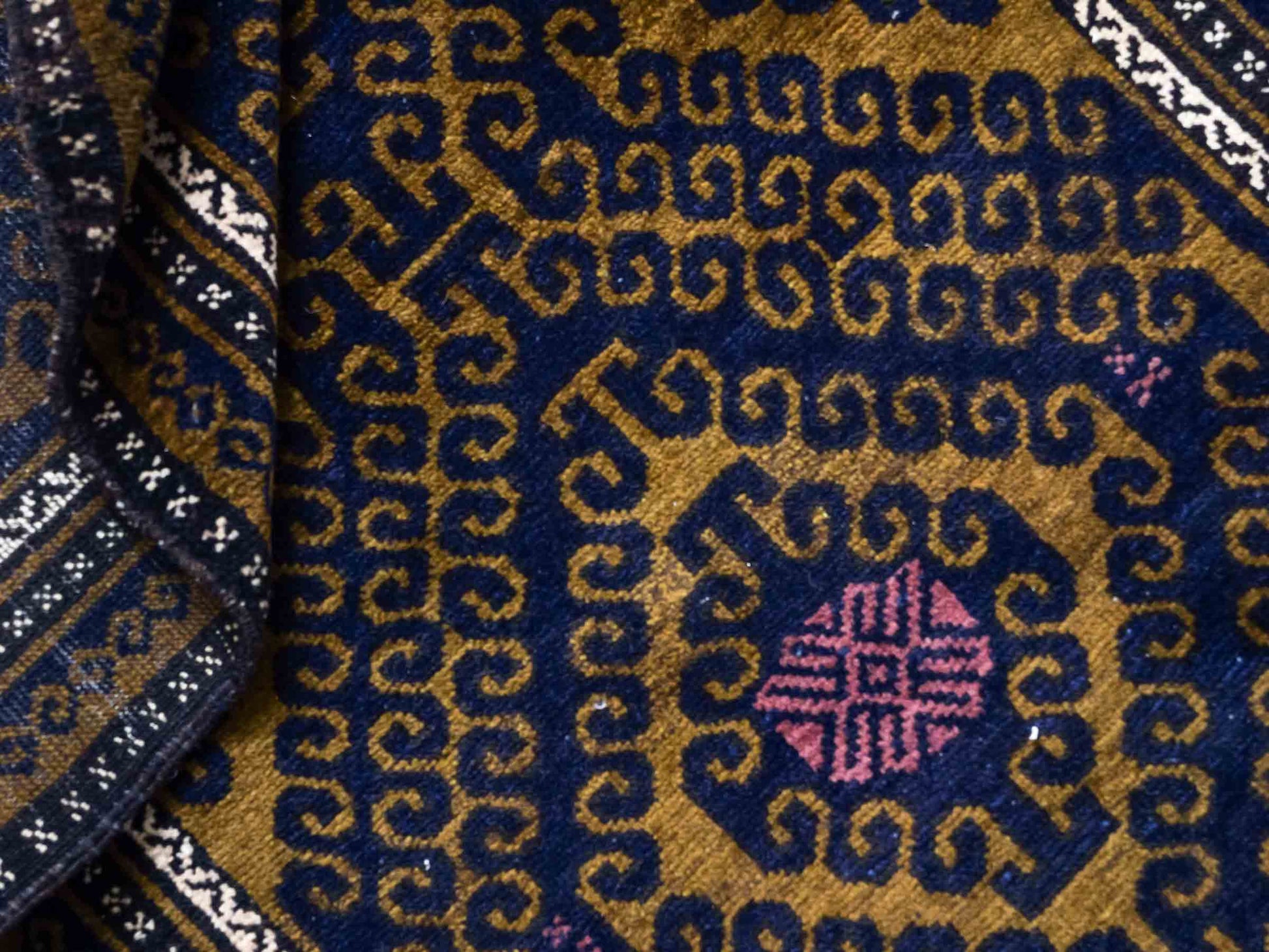Antiker, handgeknüpfter, afghanischer Belutsch Nomadenteppich aus Wolle von Khademi. Größe: 136 x 80 cm. Farbe: Blau, gold. Verkauf durch JUPITER Intl.