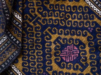 Antiker, handgeknüpfter, afghanischer Belutsch Nomadenteppich aus Wolle von Khademi. Größe: 136 x 80 cm. Farbe: Blau, gold. Verkauf durch JUPITER Intl.