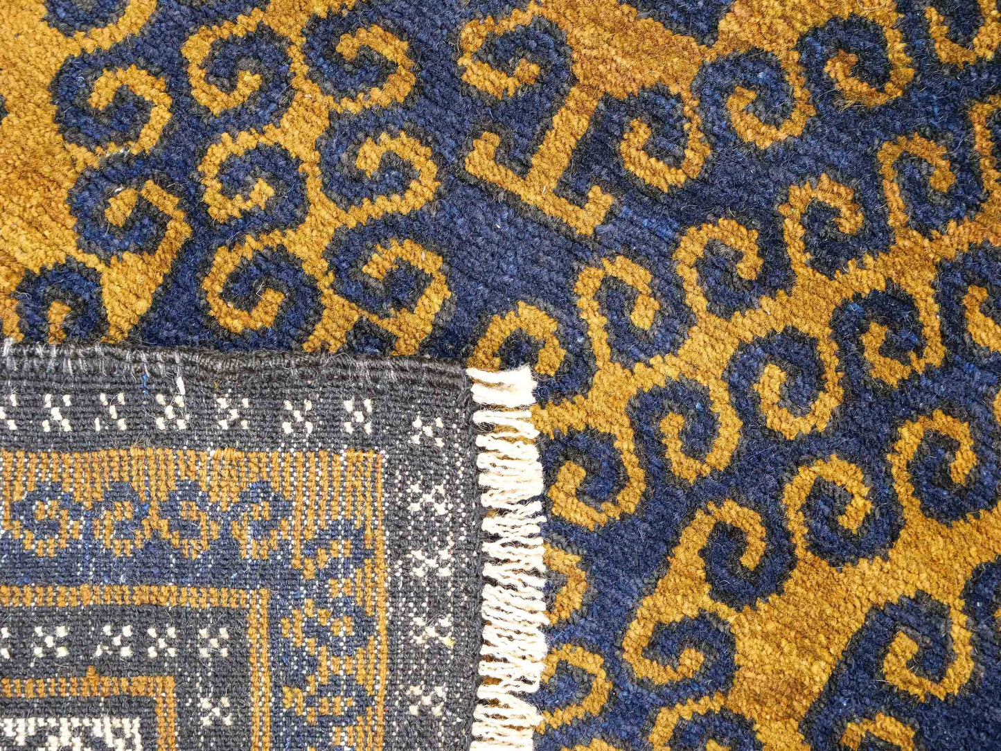 Antiker, handgeknüpfter, afghanischer Belutsch Nomadenteppich aus Wolle von Khademi. Größe: 136 x 80 cm. Farbe: Blau, gold. Verkauf durch JUPITER Intl.
